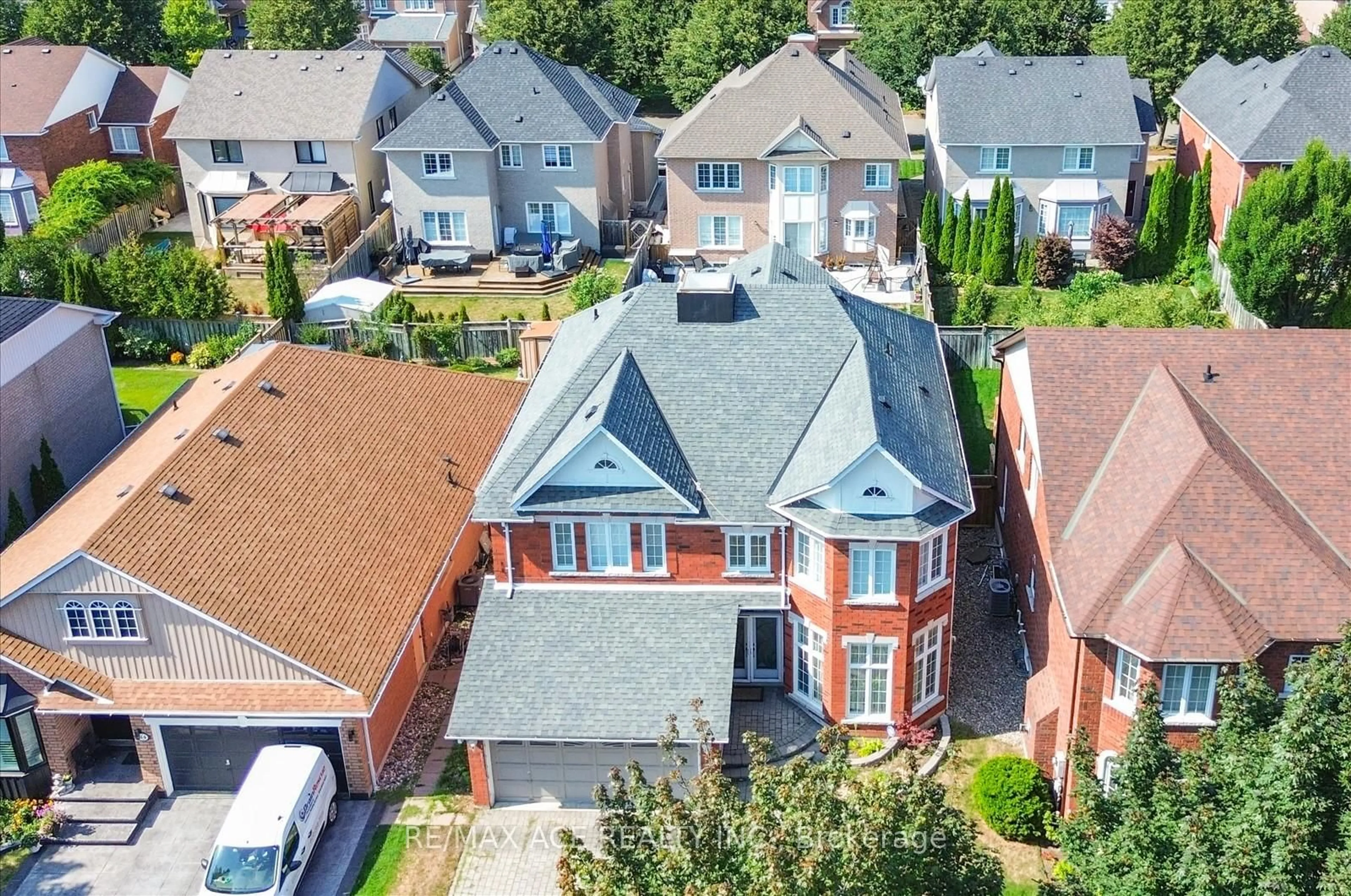 A pic from outside/outdoor area/front of a property/back of a property/a pic from drone, street for 36 Todd Rd, Ajax Ontario L1T 4C6