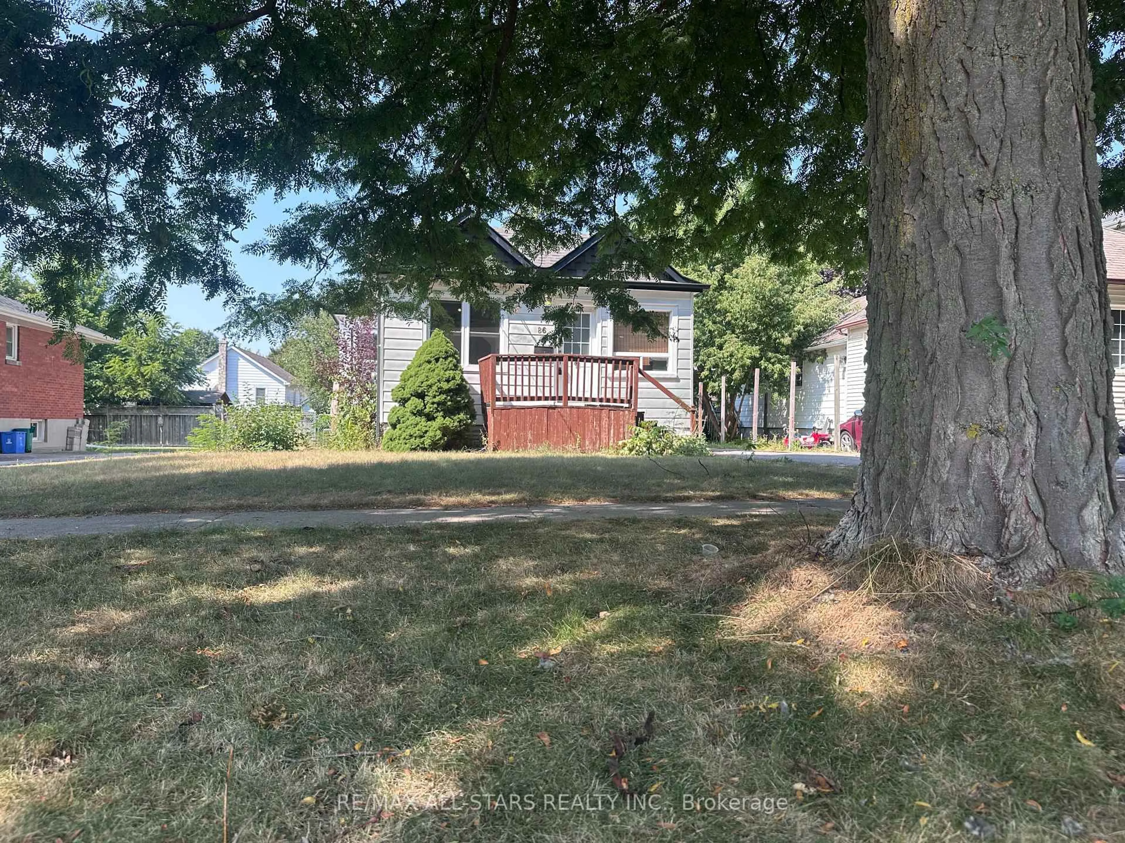 A pic from outside/outdoor area/front of a property/back of a property/a pic from drone, street for 86 Cromwell Ave, Oshawa Ontario L1J 4T6