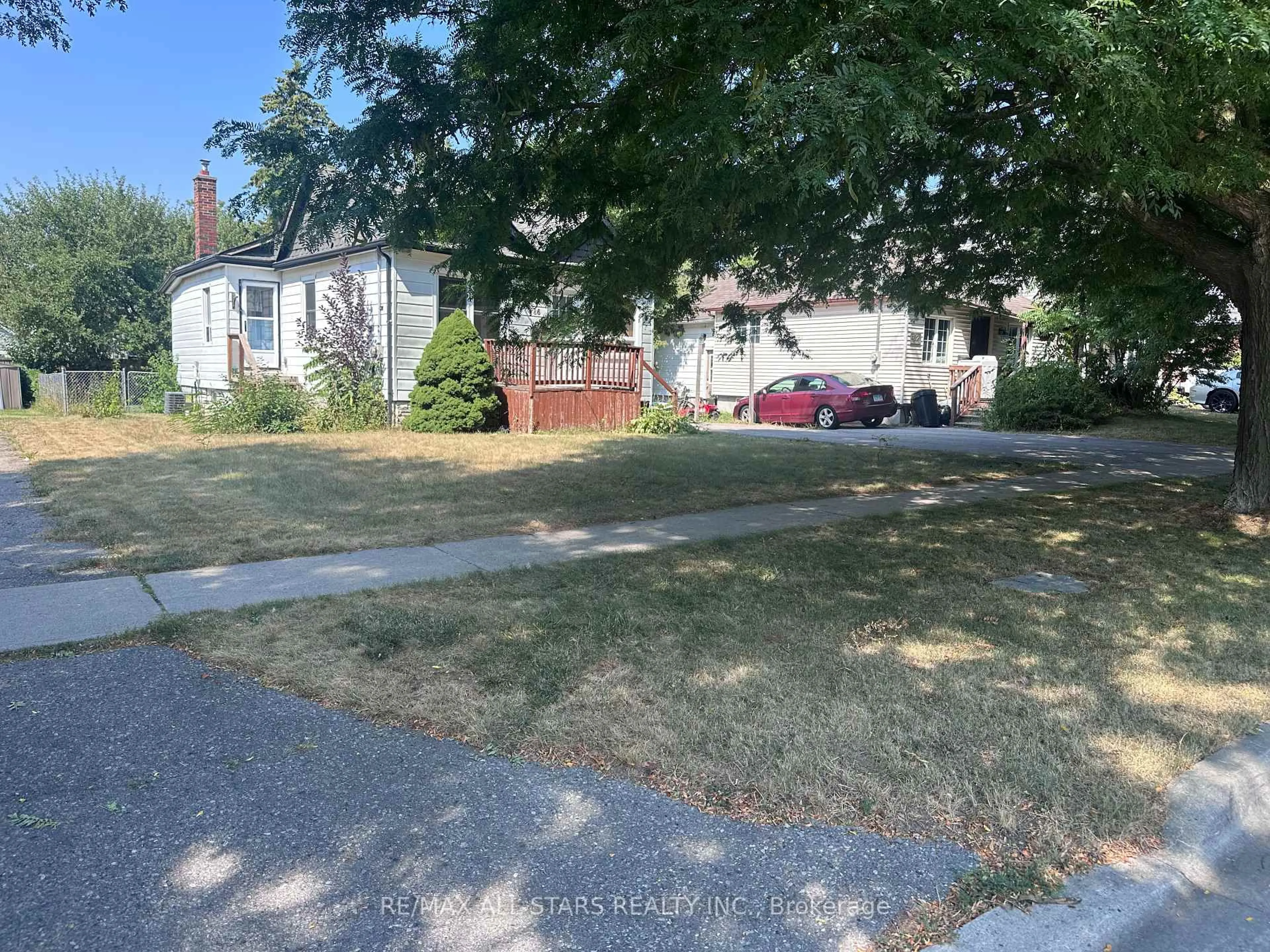 A pic from outside/outdoor area/front of a property/back of a property/a pic from drone, street for 86 Cromwell Ave, Oshawa Ontario L1J 4T6