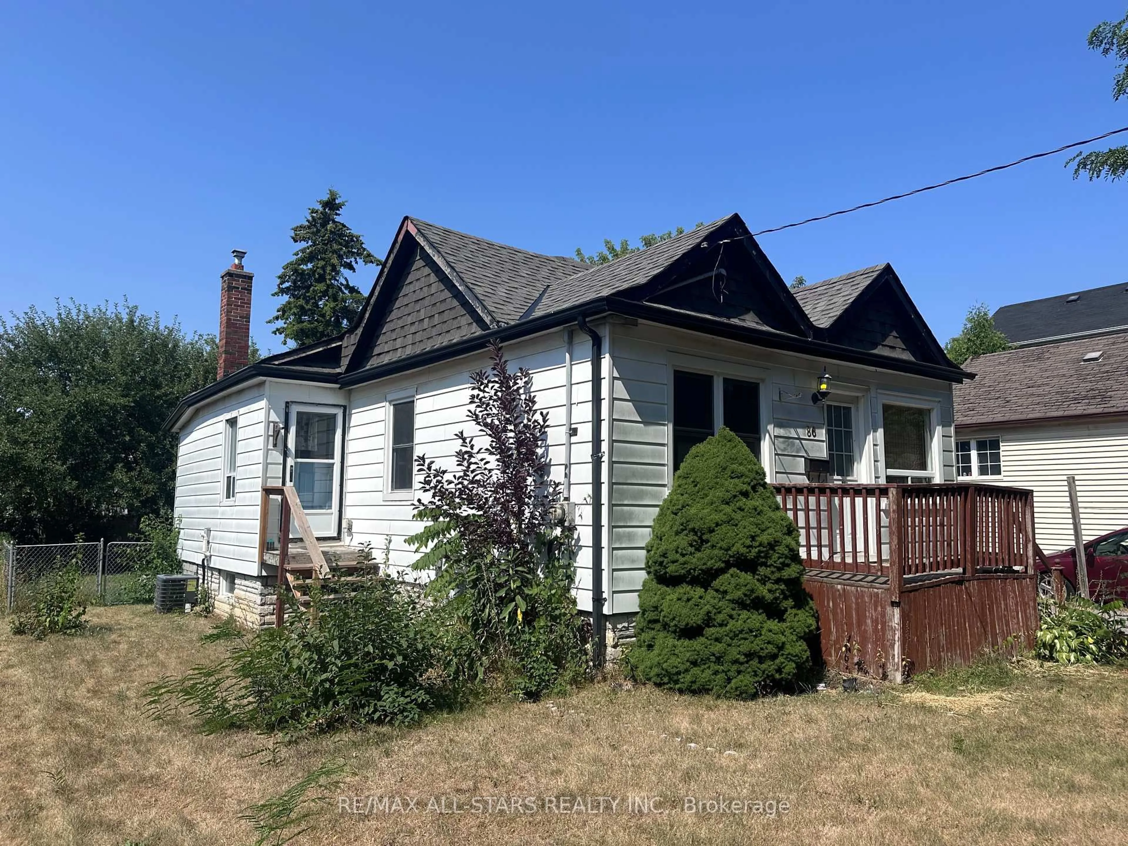 A pic from outside/outdoor area/front of a property/back of a property/a pic from drone, street for 86 Cromwell Ave, Oshawa Ontario L1J 4T6