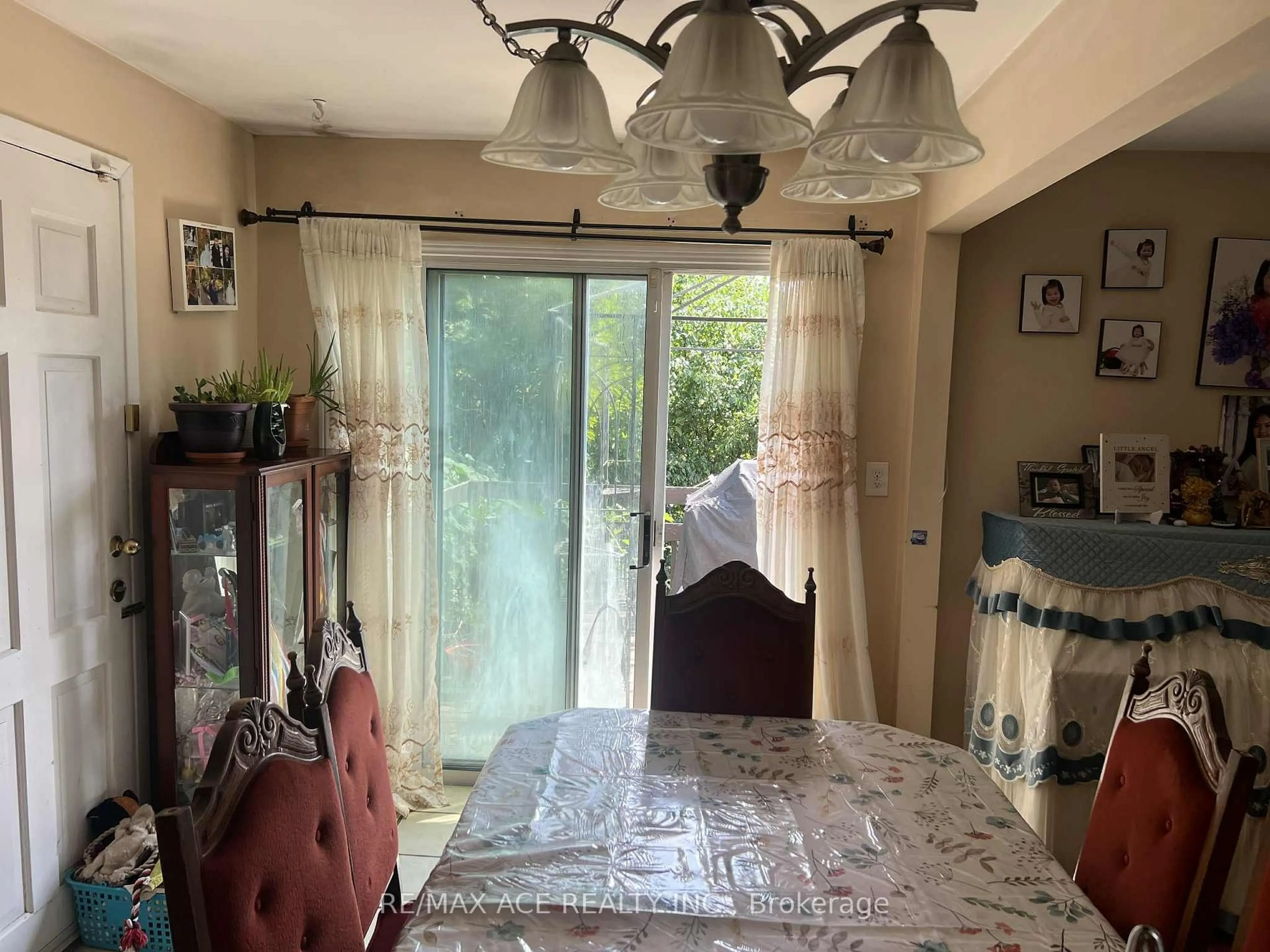 A pic of a room for 33 Crow Tr, Toronto Ontario M1B 1X6