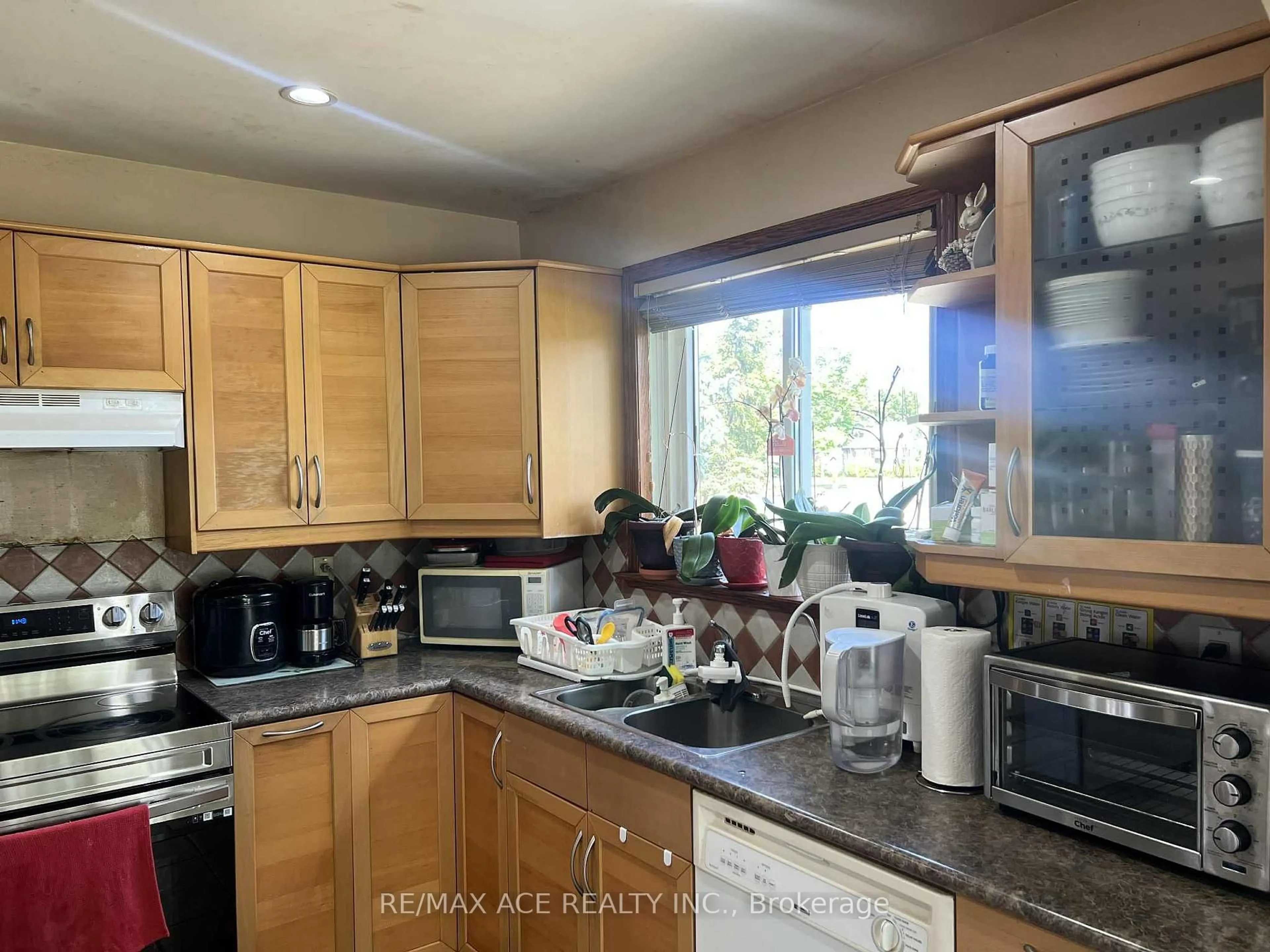 Standard kitchen, unknown for 33 Crow Tr, Toronto Ontario M1B 1X6