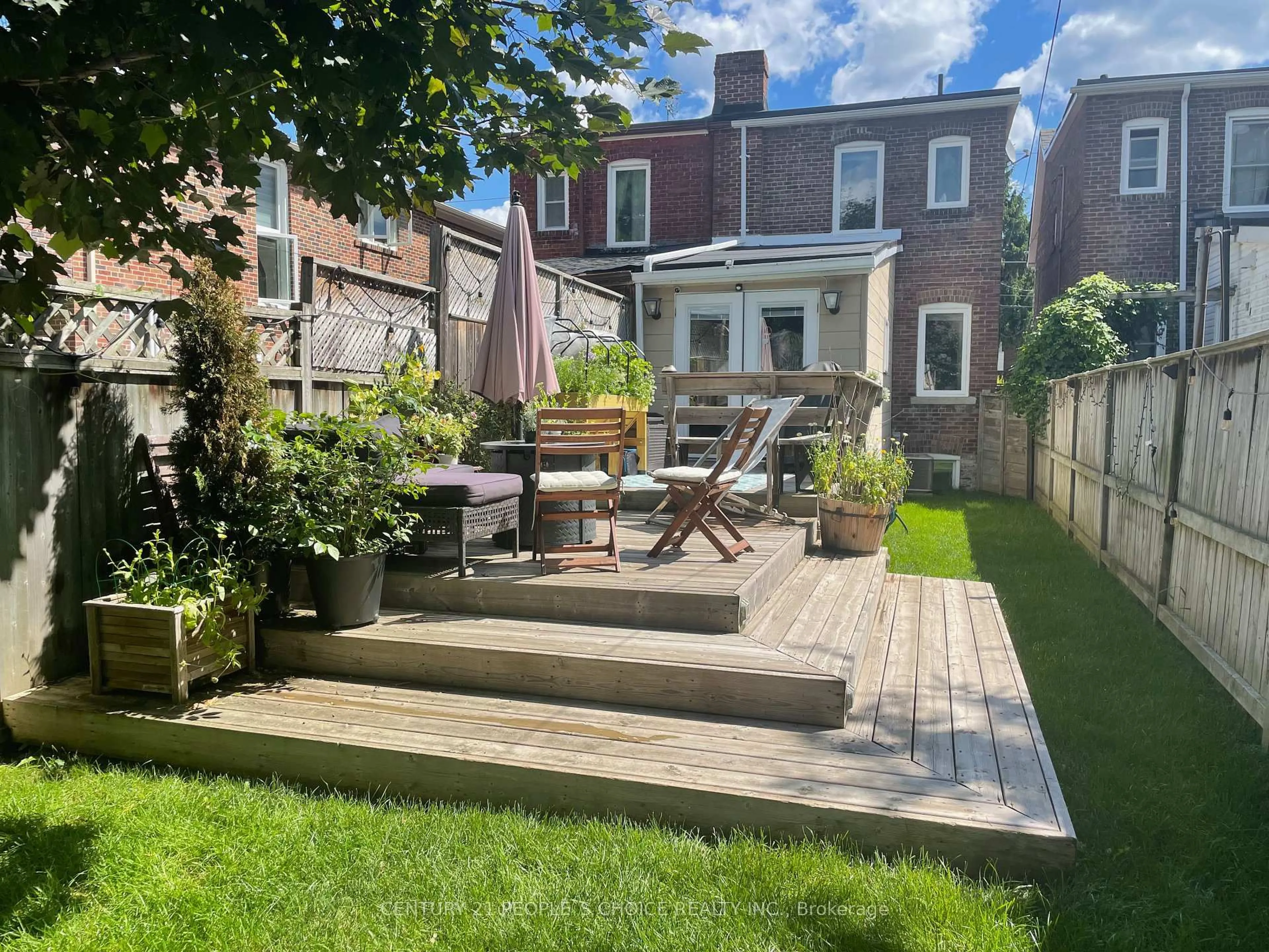 Patio, street for 552 Main St, Toronto Ontario M4C 4Y4