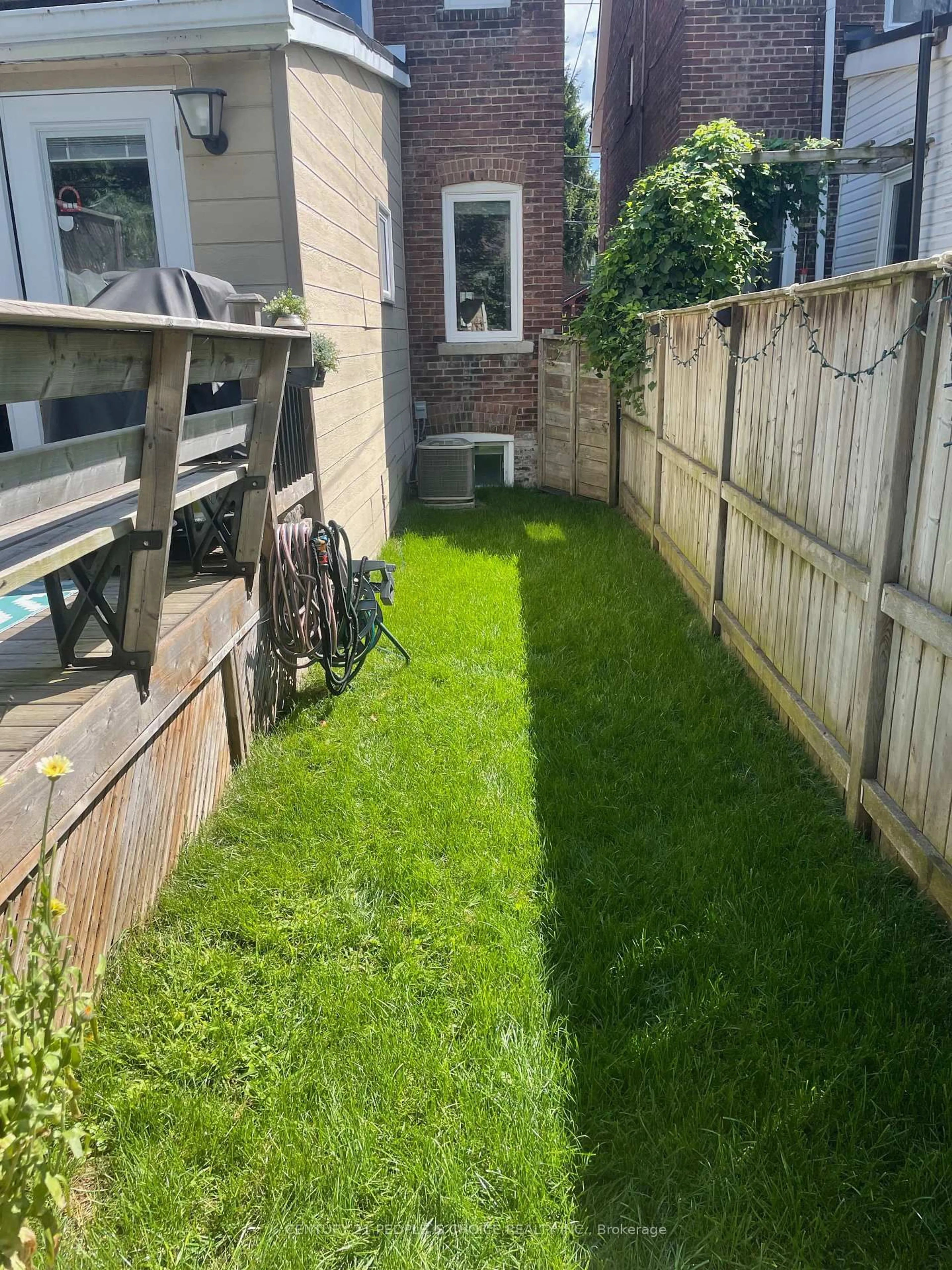 Patio, street for 552 Main St, Toronto Ontario M4C 4Y4