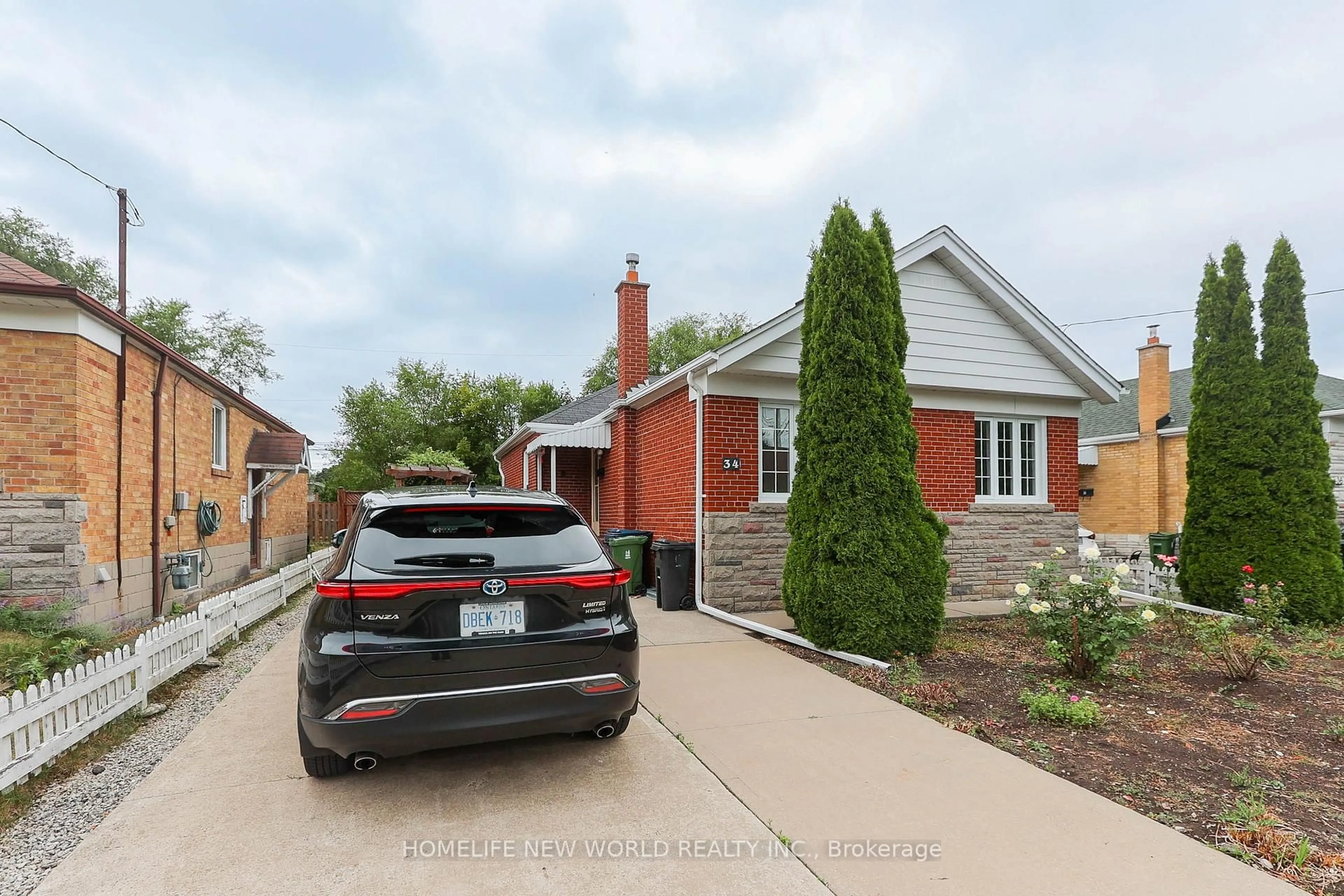 A pic from outside/outdoor area/front of a property/back of a property/a pic from drone, street for 34 Greylawn Cres, Toronto Ontario M1R 2V6