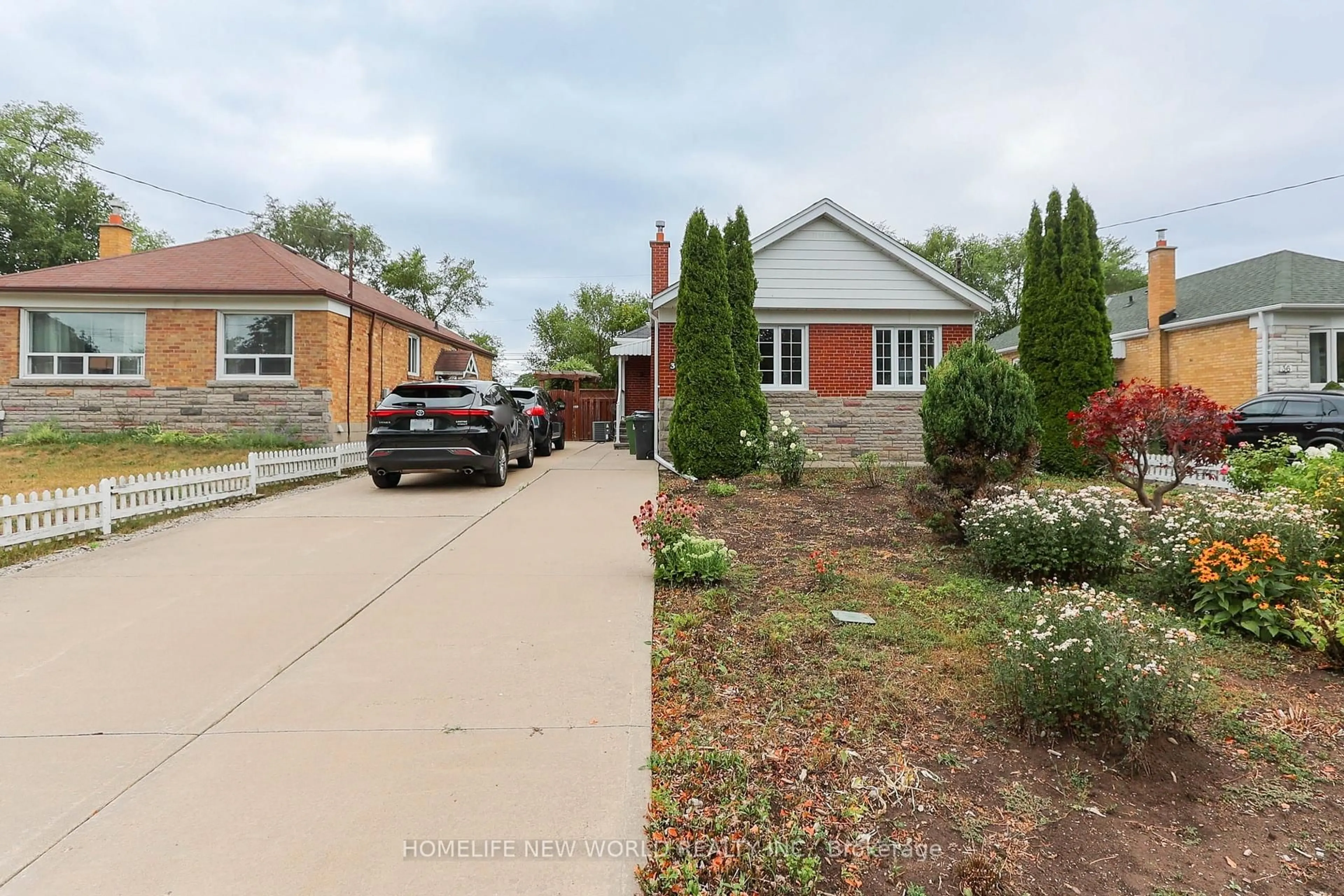 A pic from outside/outdoor area/front of a property/back of a property/a pic from drone, street for 34 Greylawn Cres, Toronto Ontario M1R 2V6