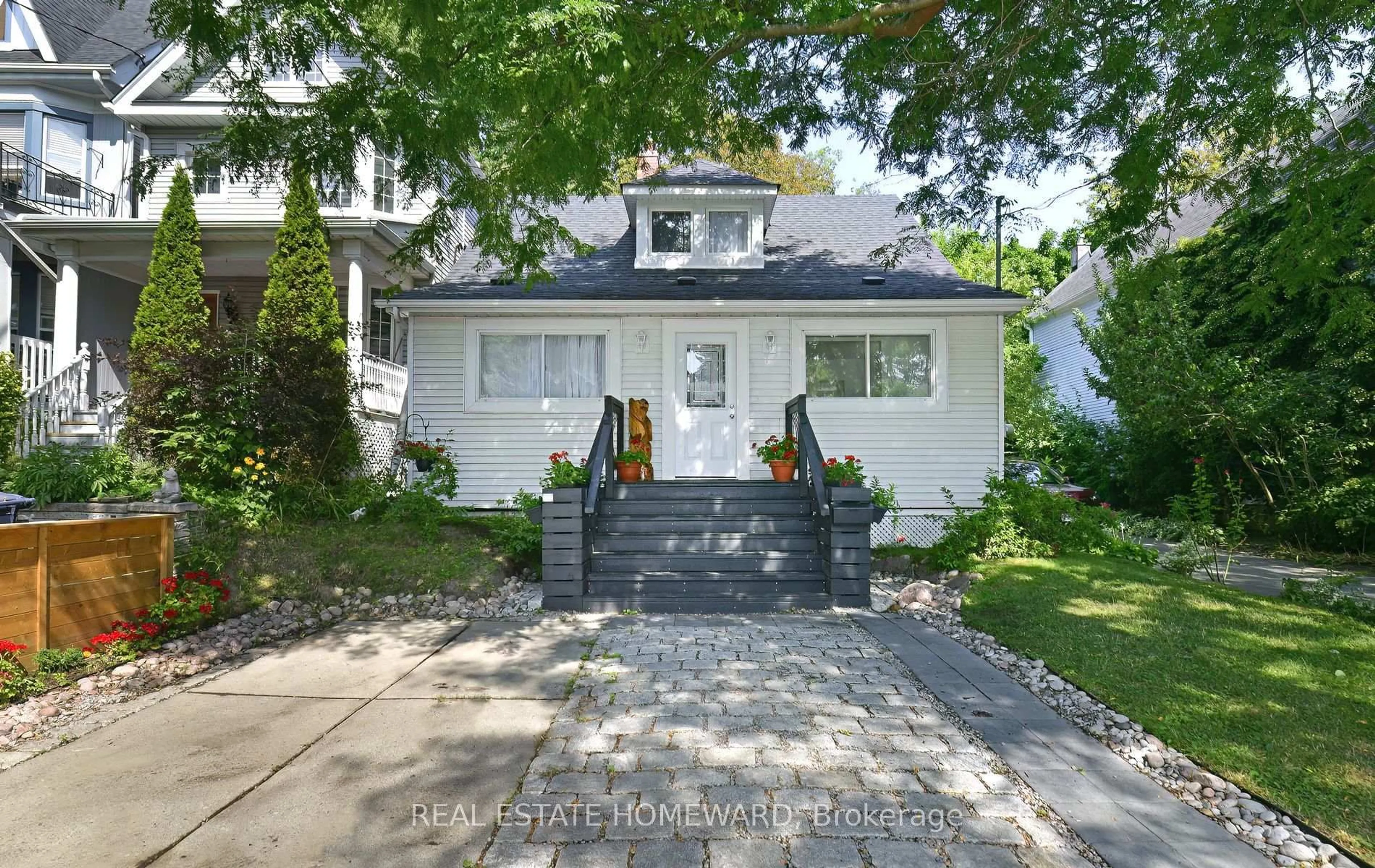 A pic from outside/outdoor area/front of a property/back of a property/a pic from drone, street for 11 Elmer Ave, Toronto Ontario M4L 3R6
