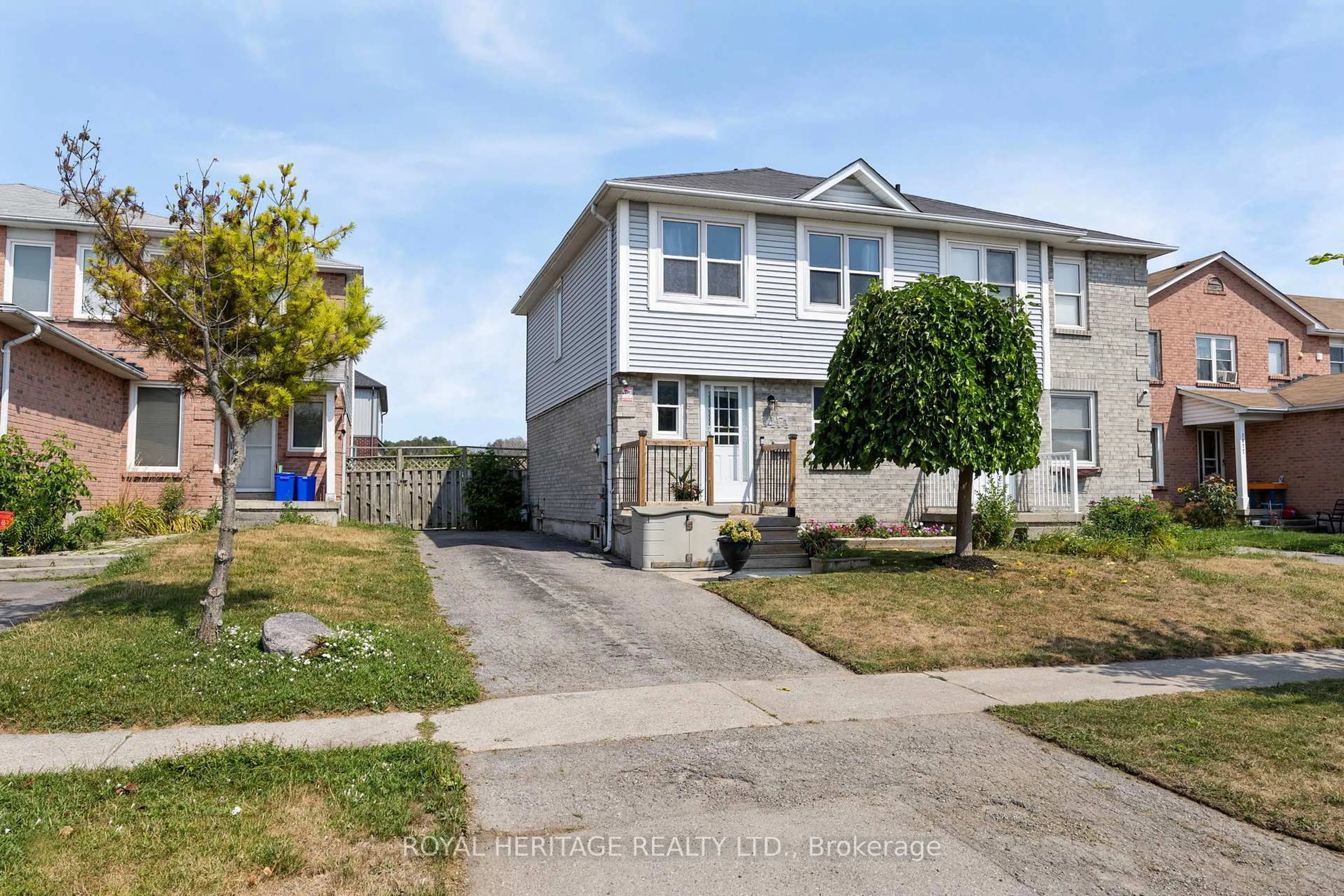 A pic from outside/outdoor area/front of a property/back of a property/a pic from drone, street for 1471 Connery Cres, Oshawa Ontario L1J 8E5