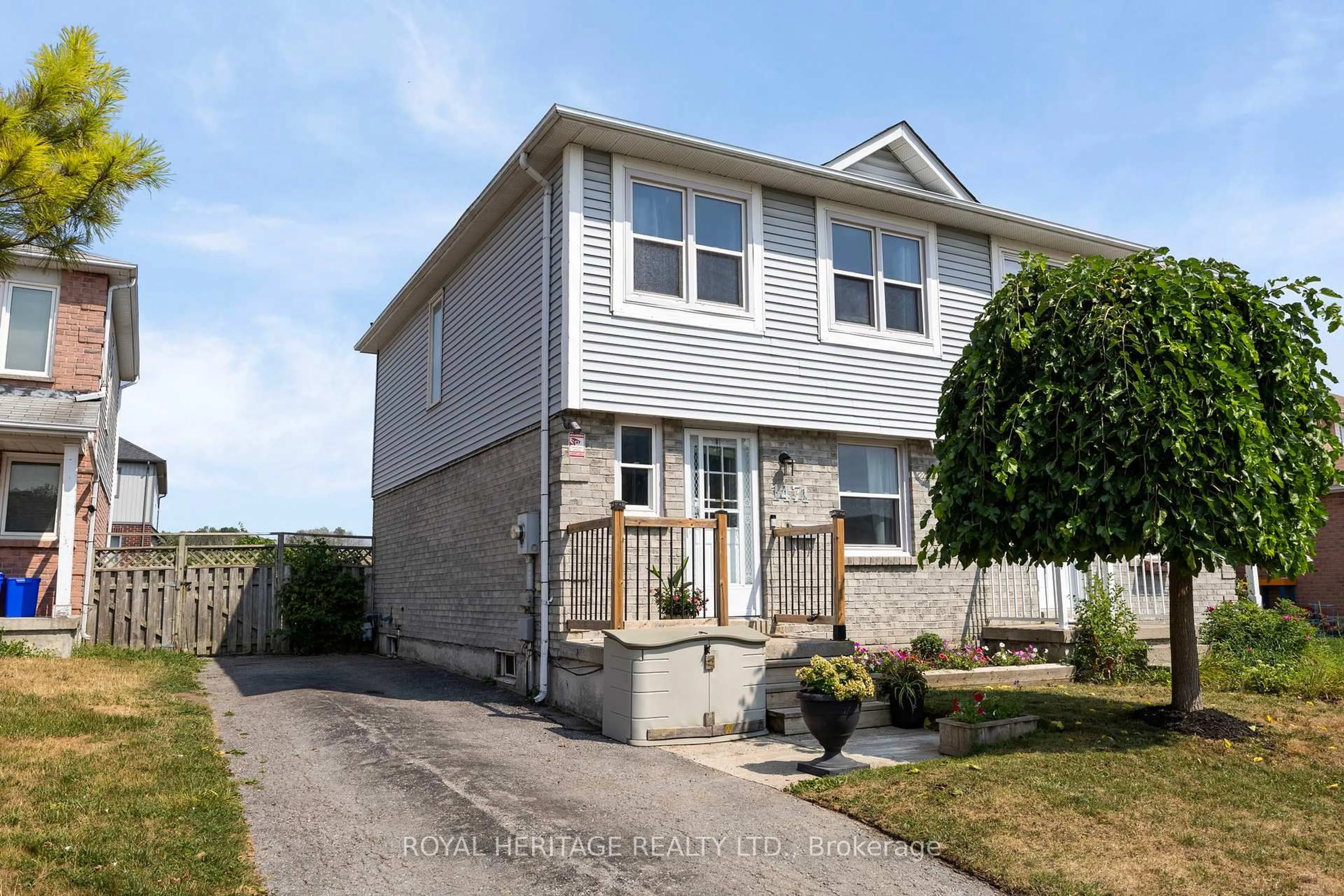 Home with vinyl exterior material, street for 1471 Connery Cres, Oshawa Ontario L1J 8E5