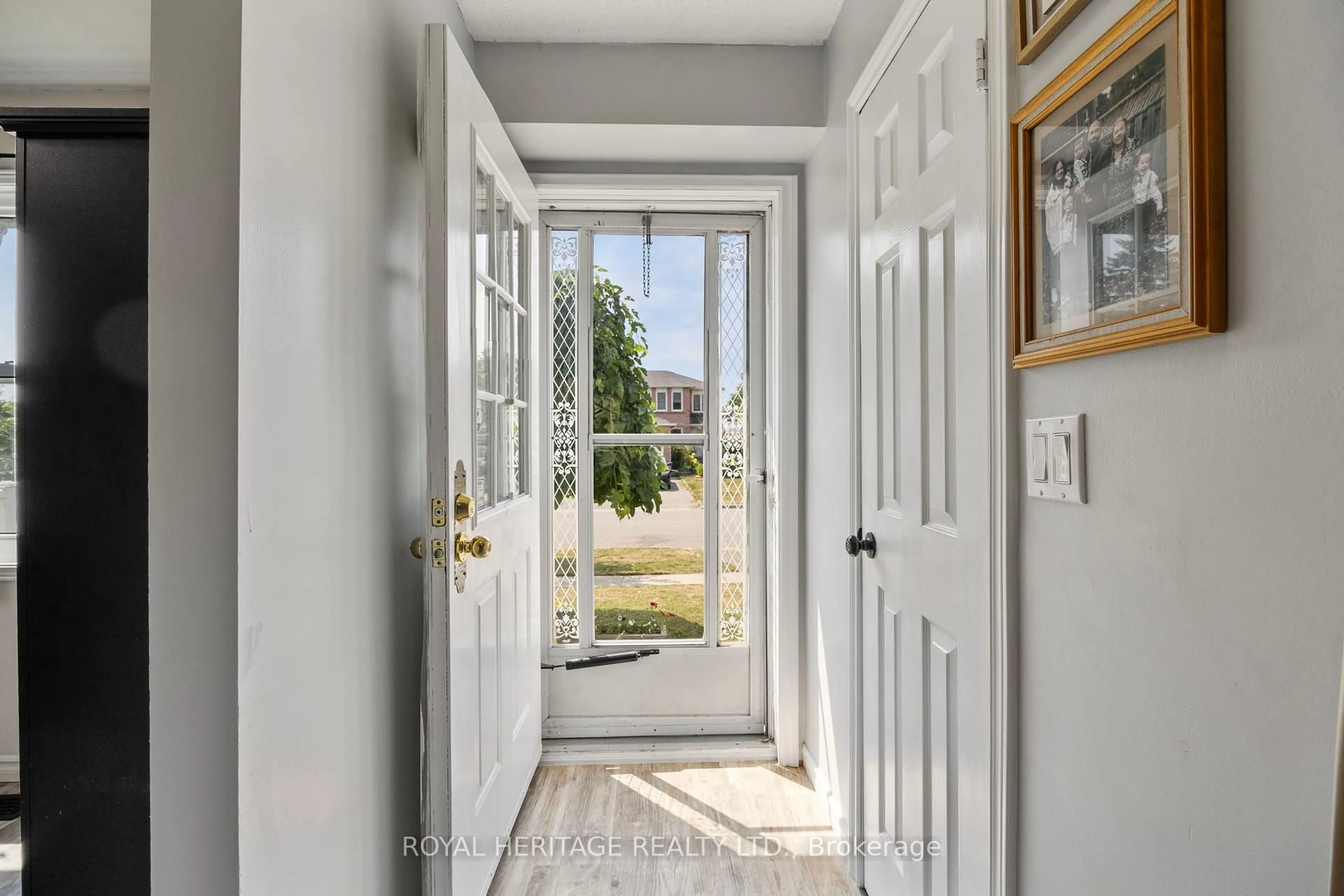 Indoor entryway for 1471 Connery Cres, Oshawa Ontario L1J 8E5