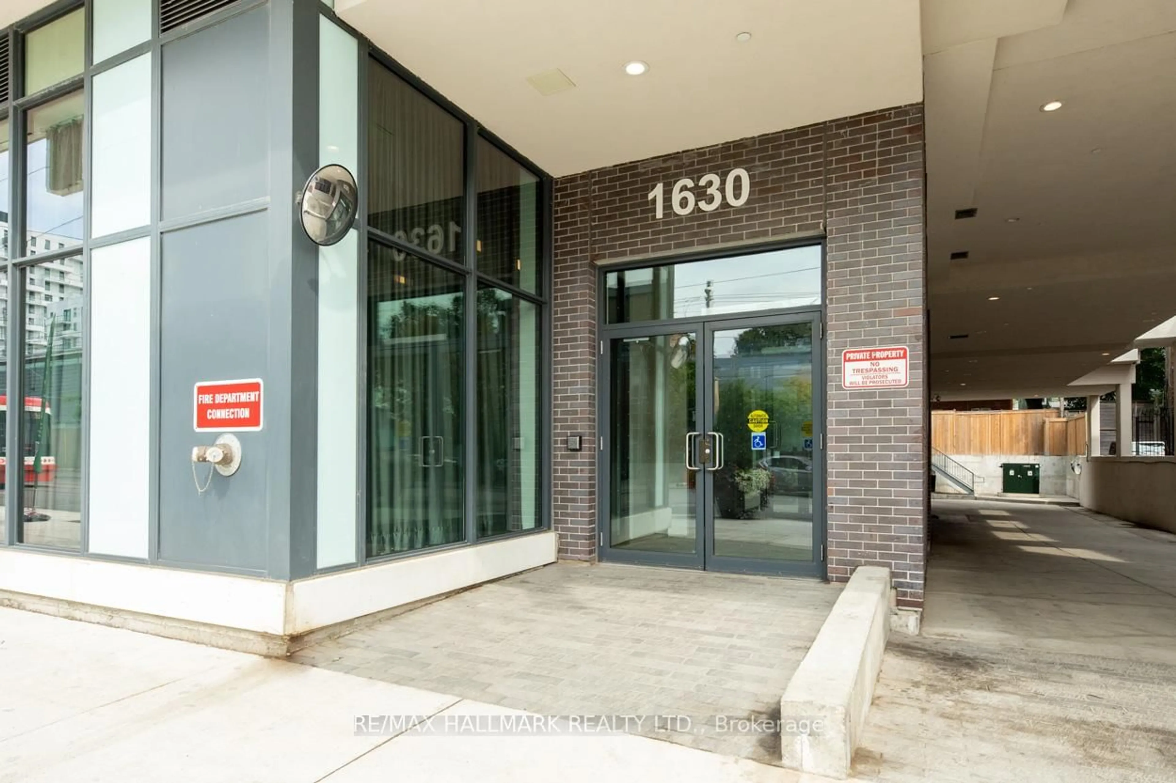 Indoor foyer for 1630 Queen St #220, Toronto Ontario M4L 0B3
