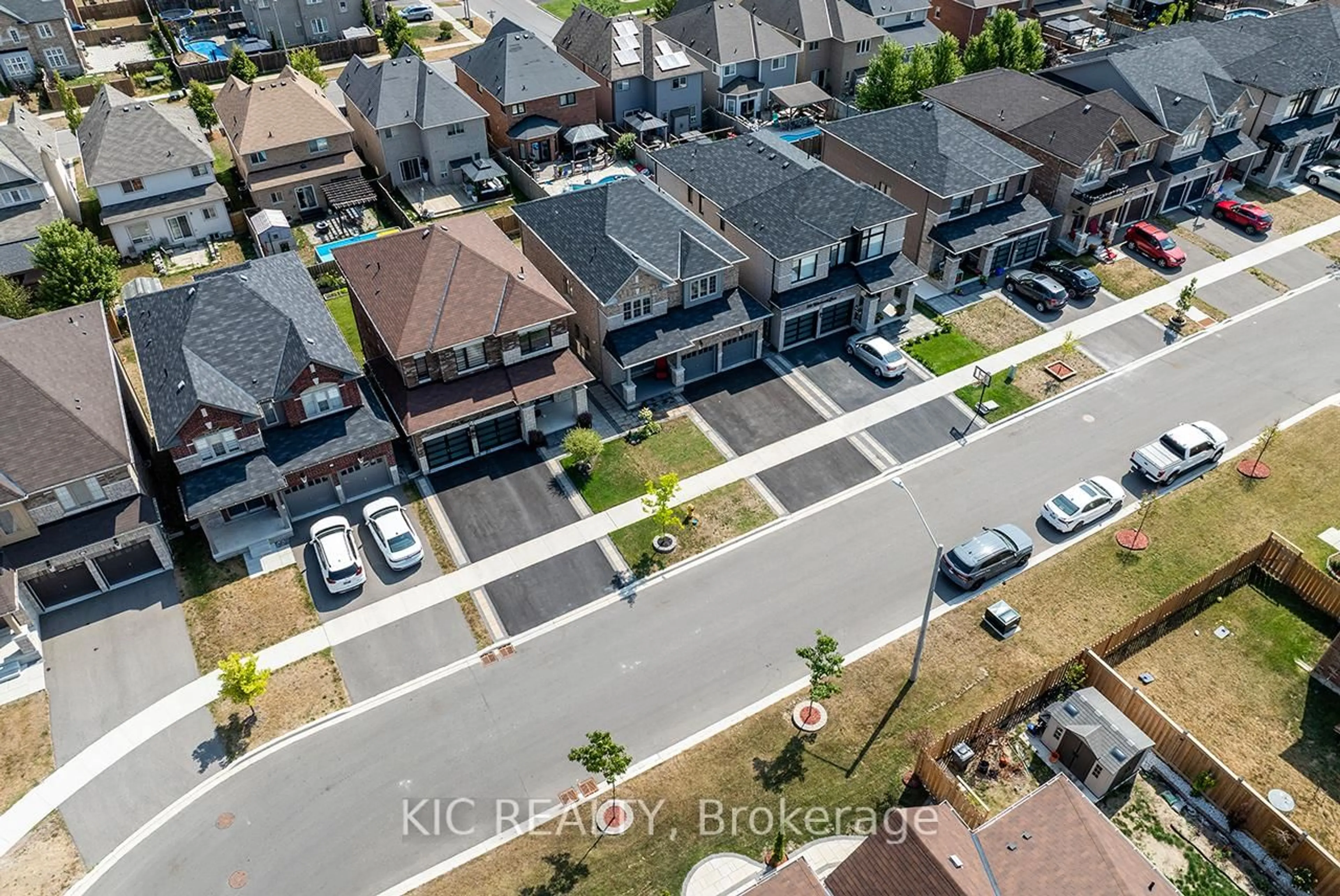 A pic from outside/outdoor area/front of a property/back of a property/a pic from drone, street for 135 Woolacott Lane, Clarington Ontario L1C 0J4