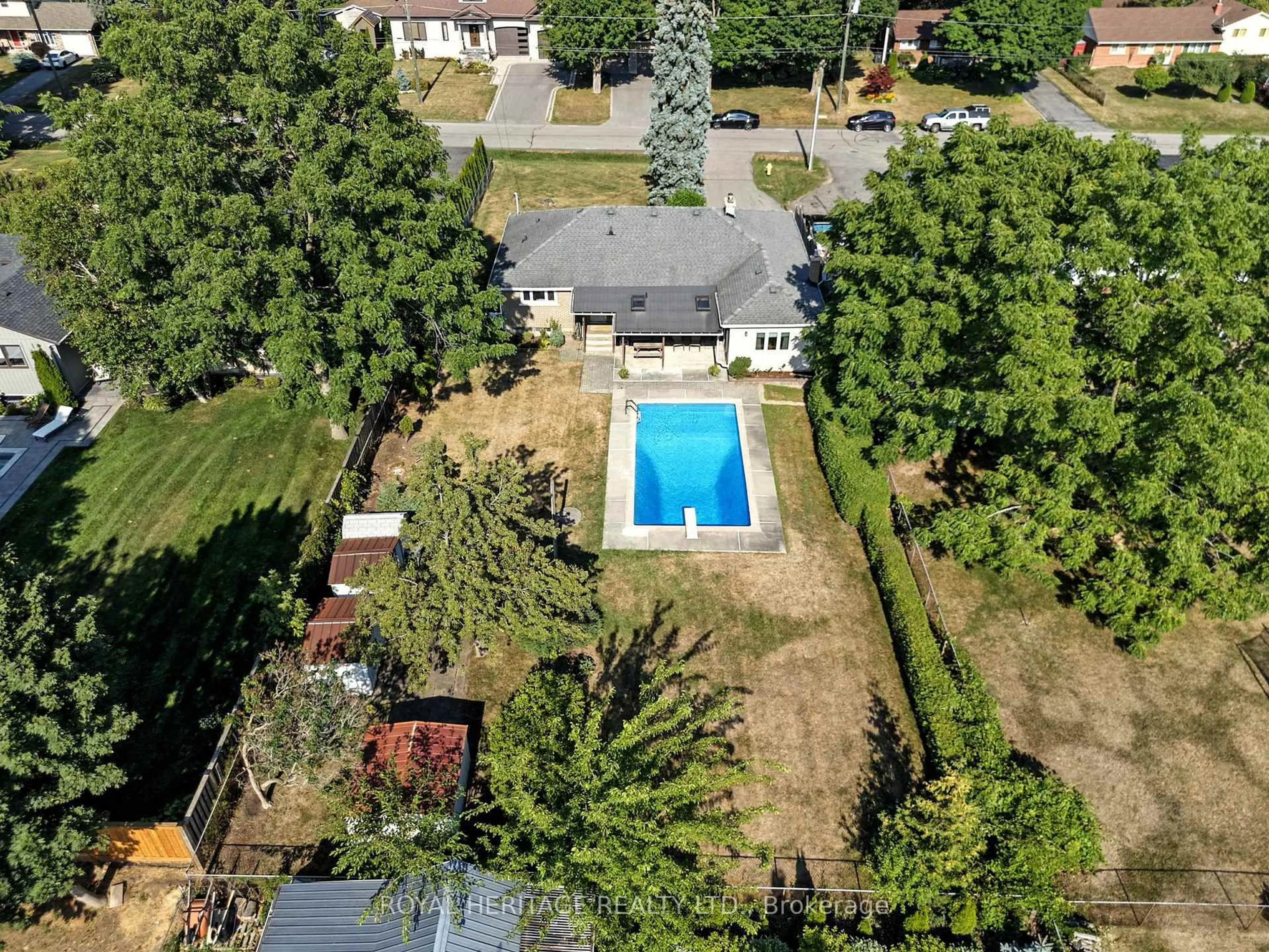 A pic from outside/outdoor area/front of a property/back of a property/a pic from drone, water/lake/river/ocean view for 186 Meadow Rd, Whitby Ontario L1N 3J7