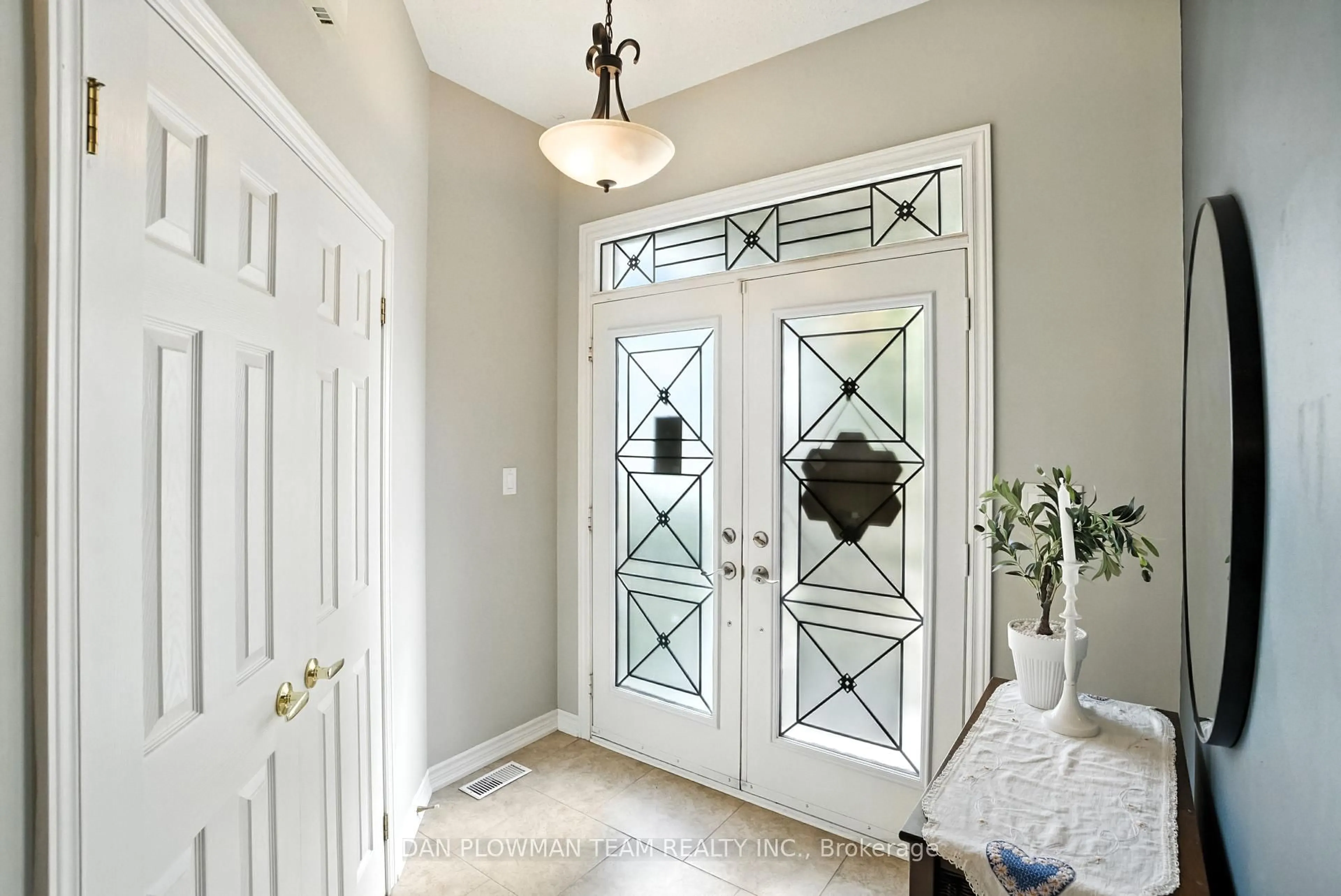 Indoor entryway for 409 Harris St, Whitby Ontario L1N 0E7