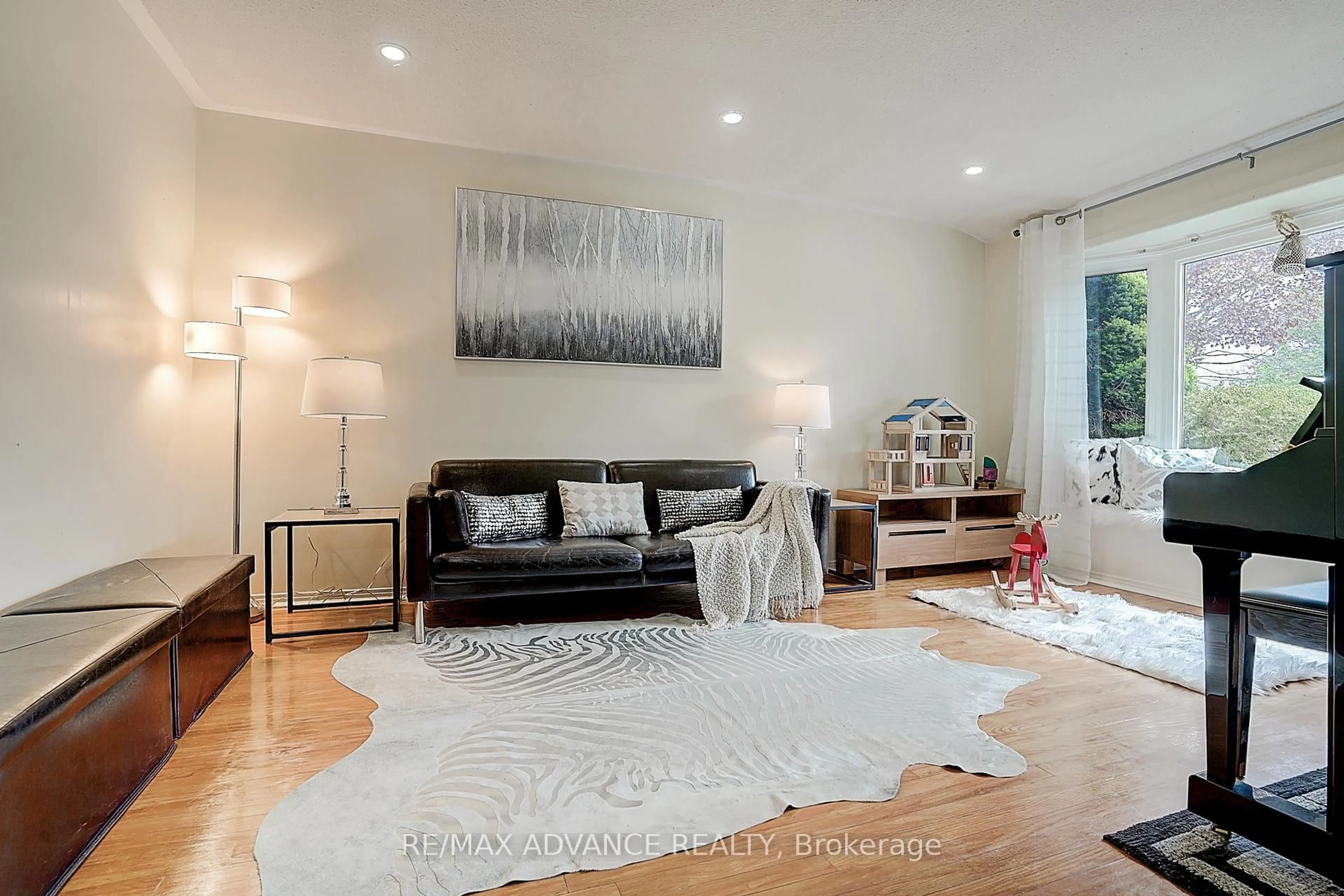 Living room with furniture, unknown for 86 Placentia Blvd, Toronto Ontario M1S 4C5
