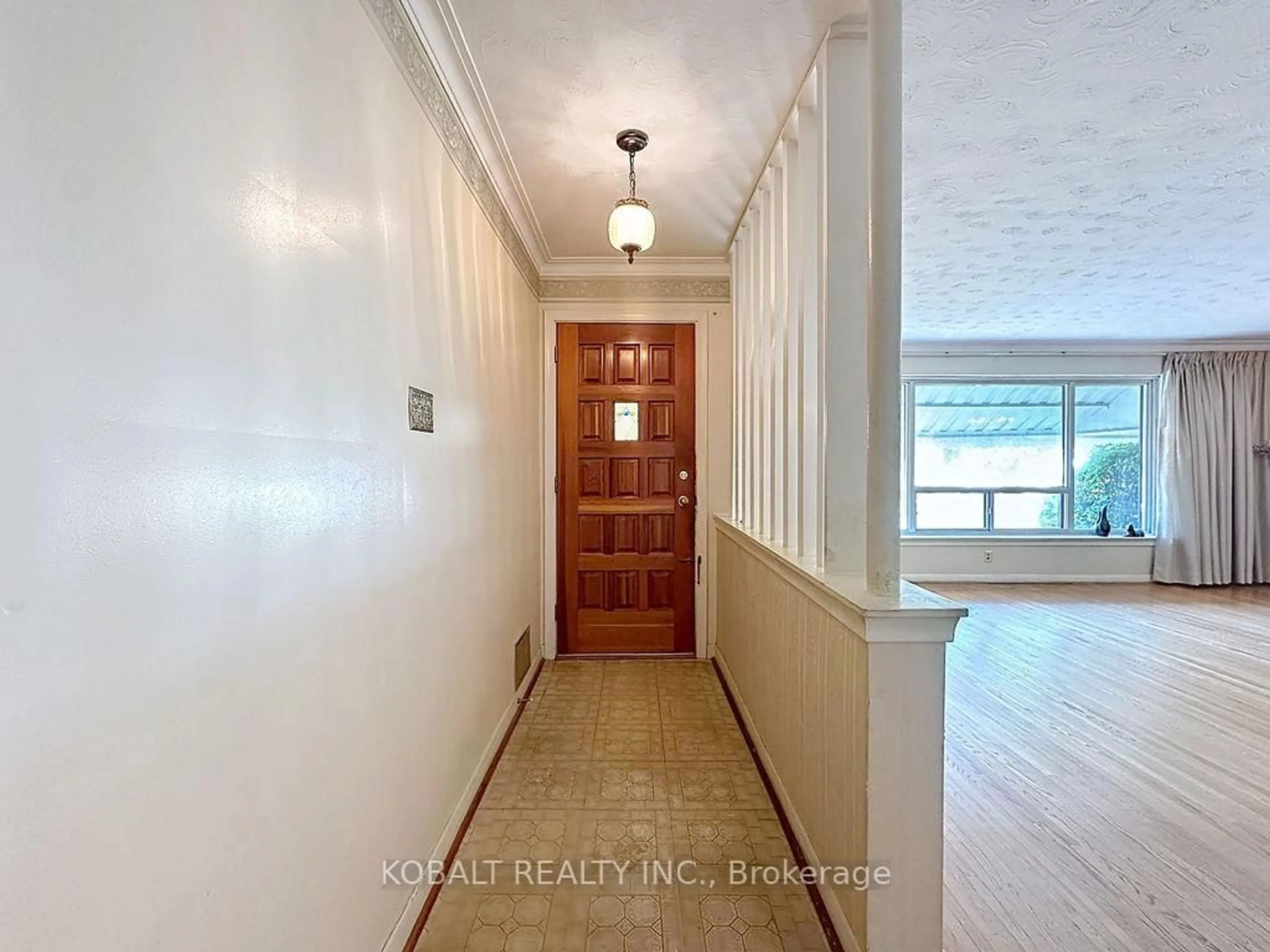 Indoor entryway for 19 Kidbrooke Cres, Toronto Ontario M1M 3E4