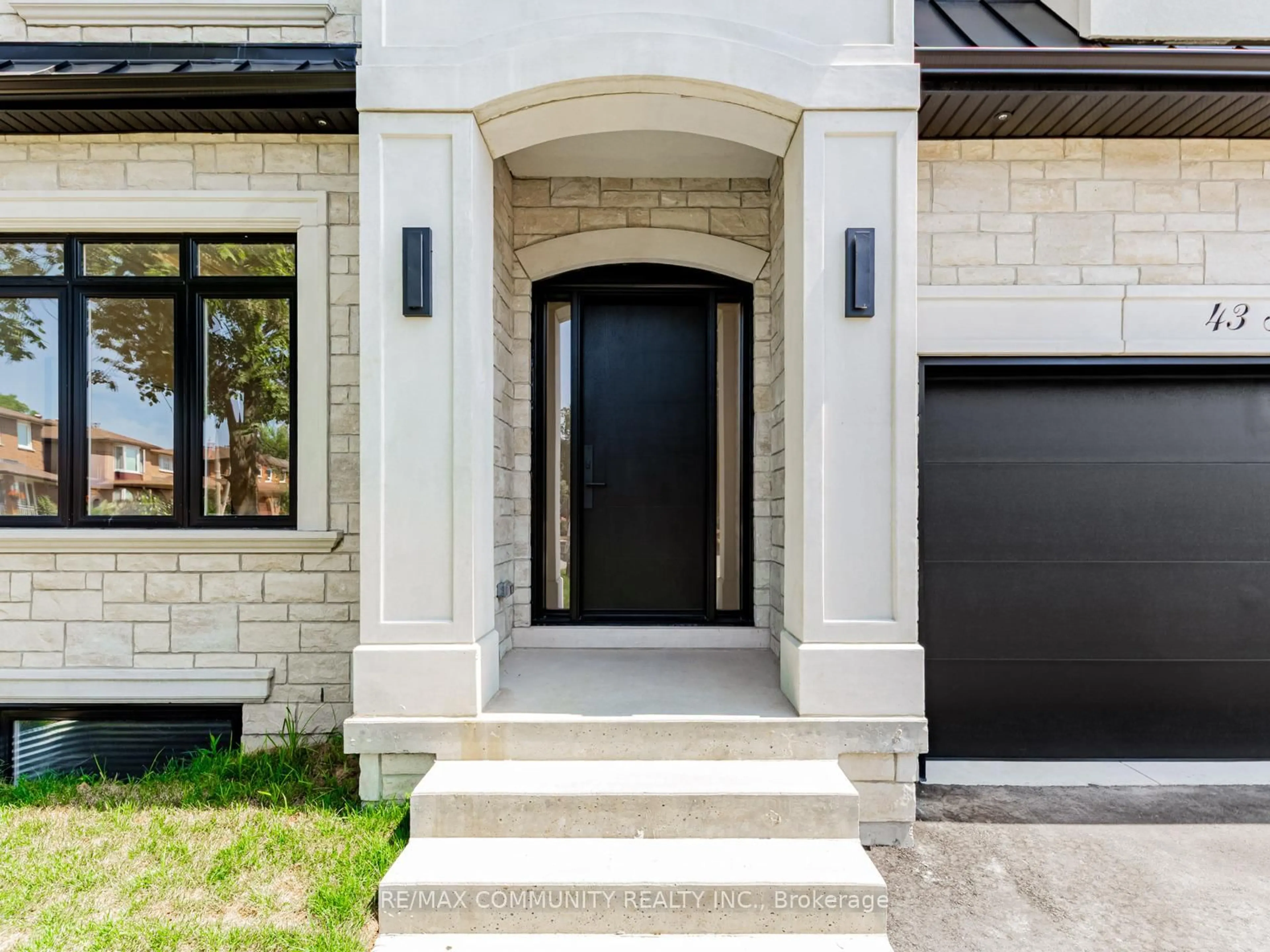 Indoor entryway for 43 Sugarbush Sq, Toronto Ontario M1C 3M6