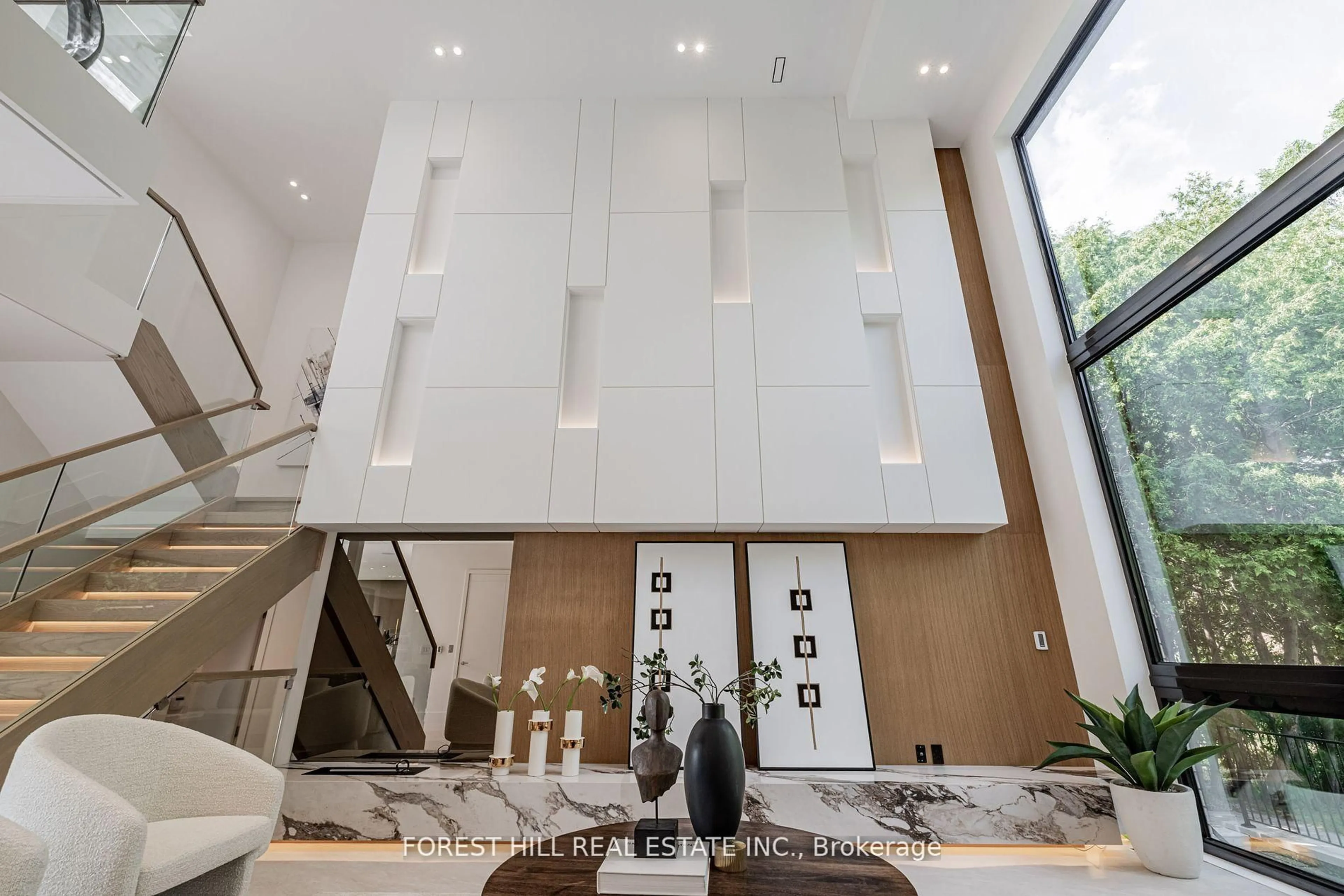Indoor foyer for 105 Castle Hill Dr, Toronto Ontario M1T 2Y8