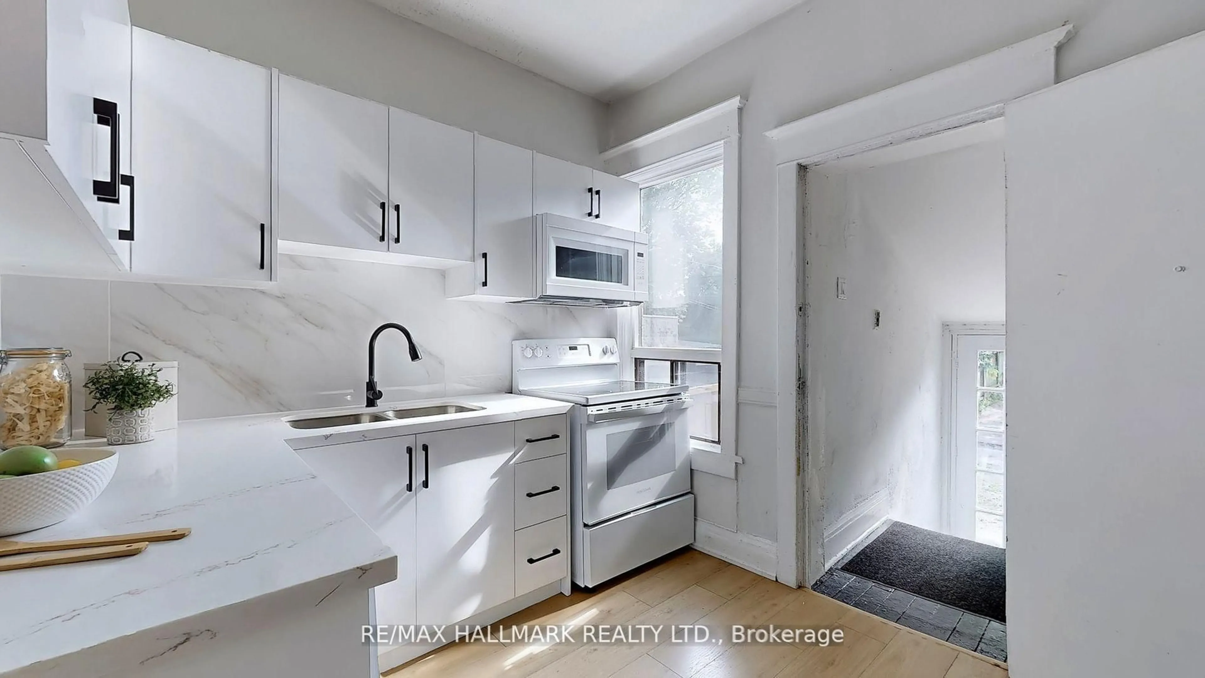 Standard kitchen, ceramic/tile floor for 28 Caroline Ave, Toronto Ontario M4M 1H5
