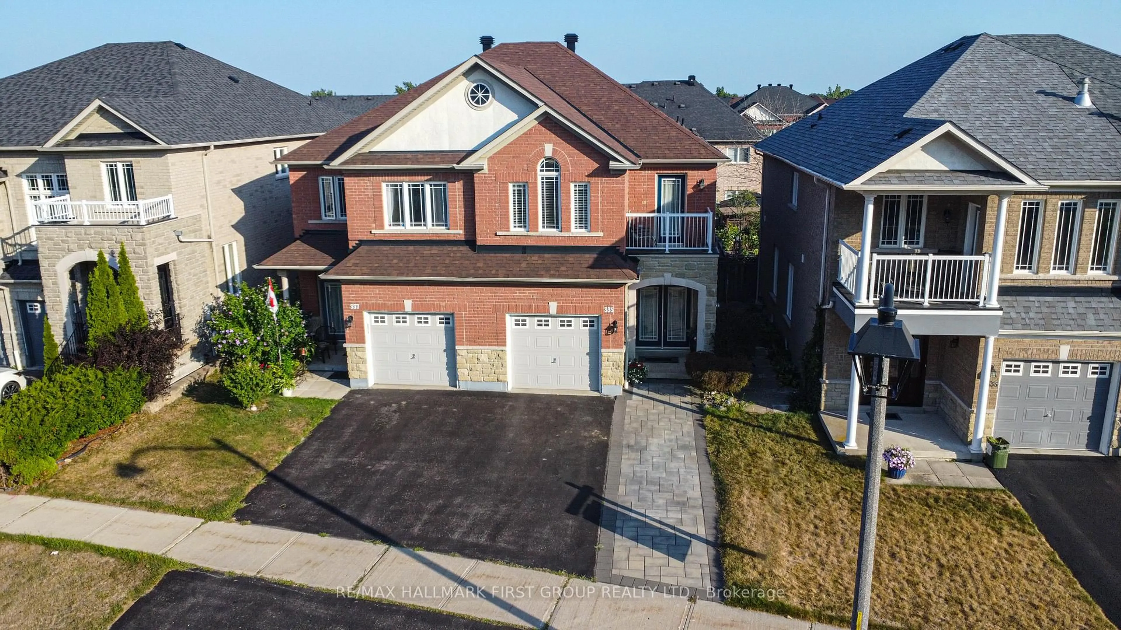 A pic from outside/outdoor area/front of a property/back of a property/a pic from drone, street for 335 Strouds Lane, Pickering Ontario L1V 7J3
