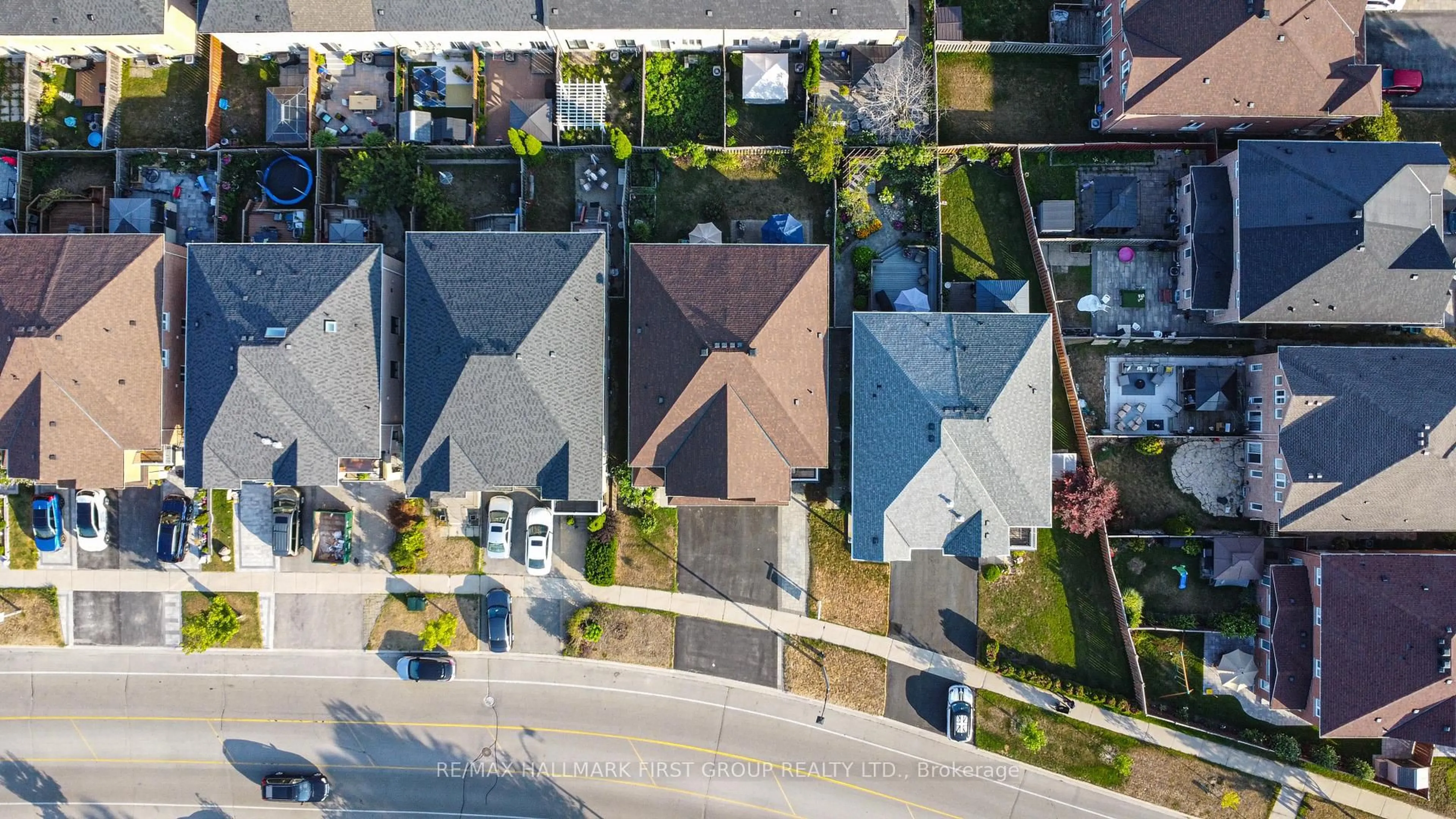 A pic from outside/outdoor area/front of a property/back of a property/a pic from drone, street for 335 Strouds Lane, Pickering Ontario L1V 7J3