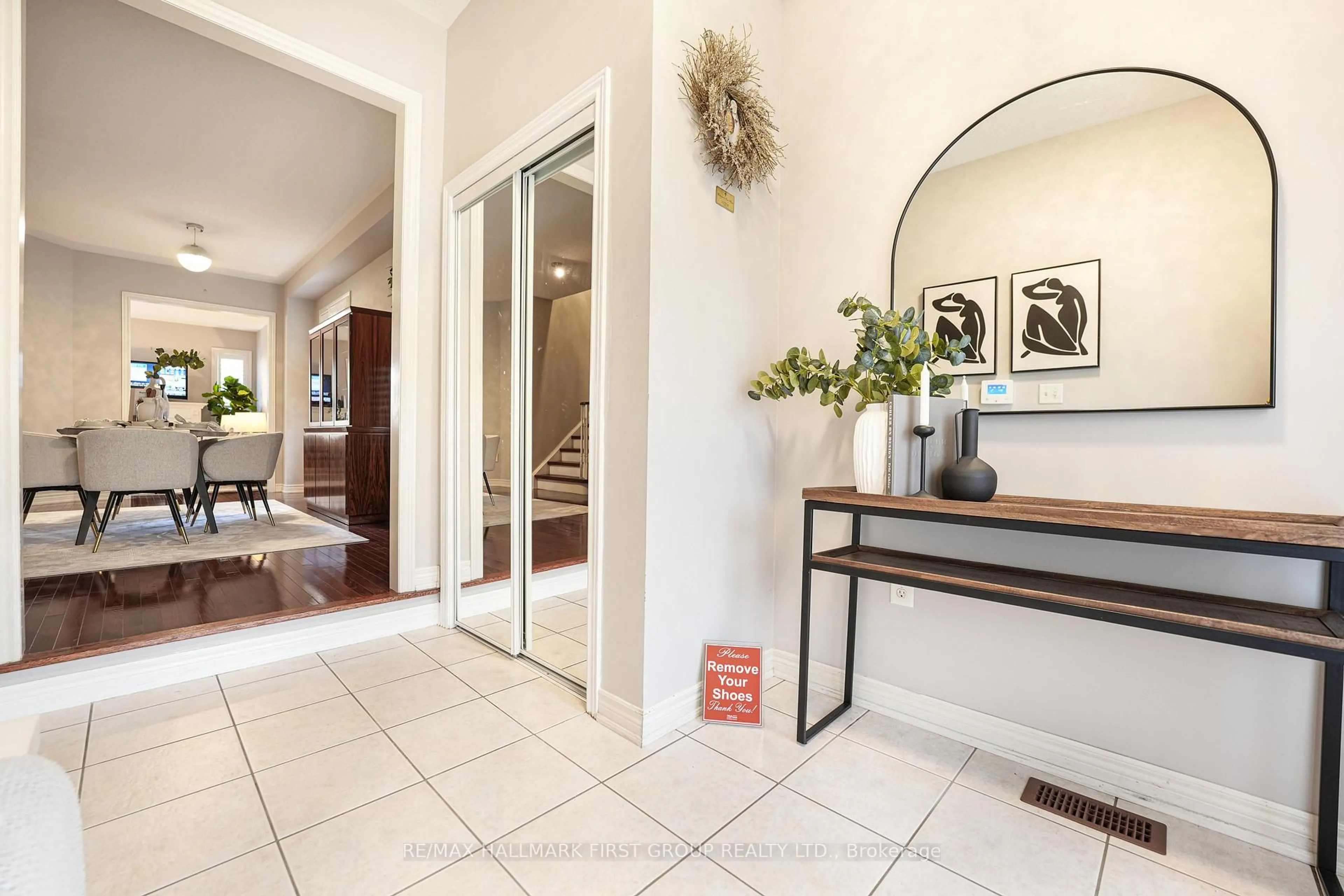 Indoor entryway for 335 Strouds Lane, Pickering Ontario L1V 7J3