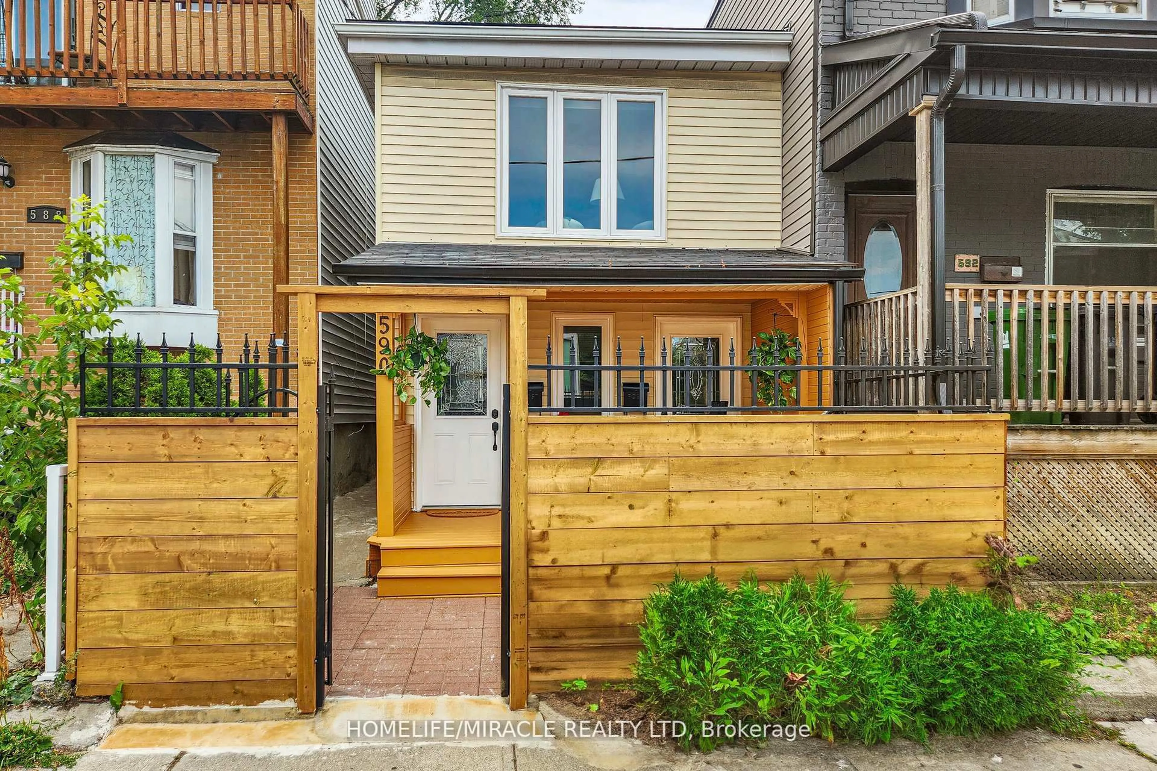 Patio, street for 590 Jones Ave, Toronto Ontario M4J 3H3