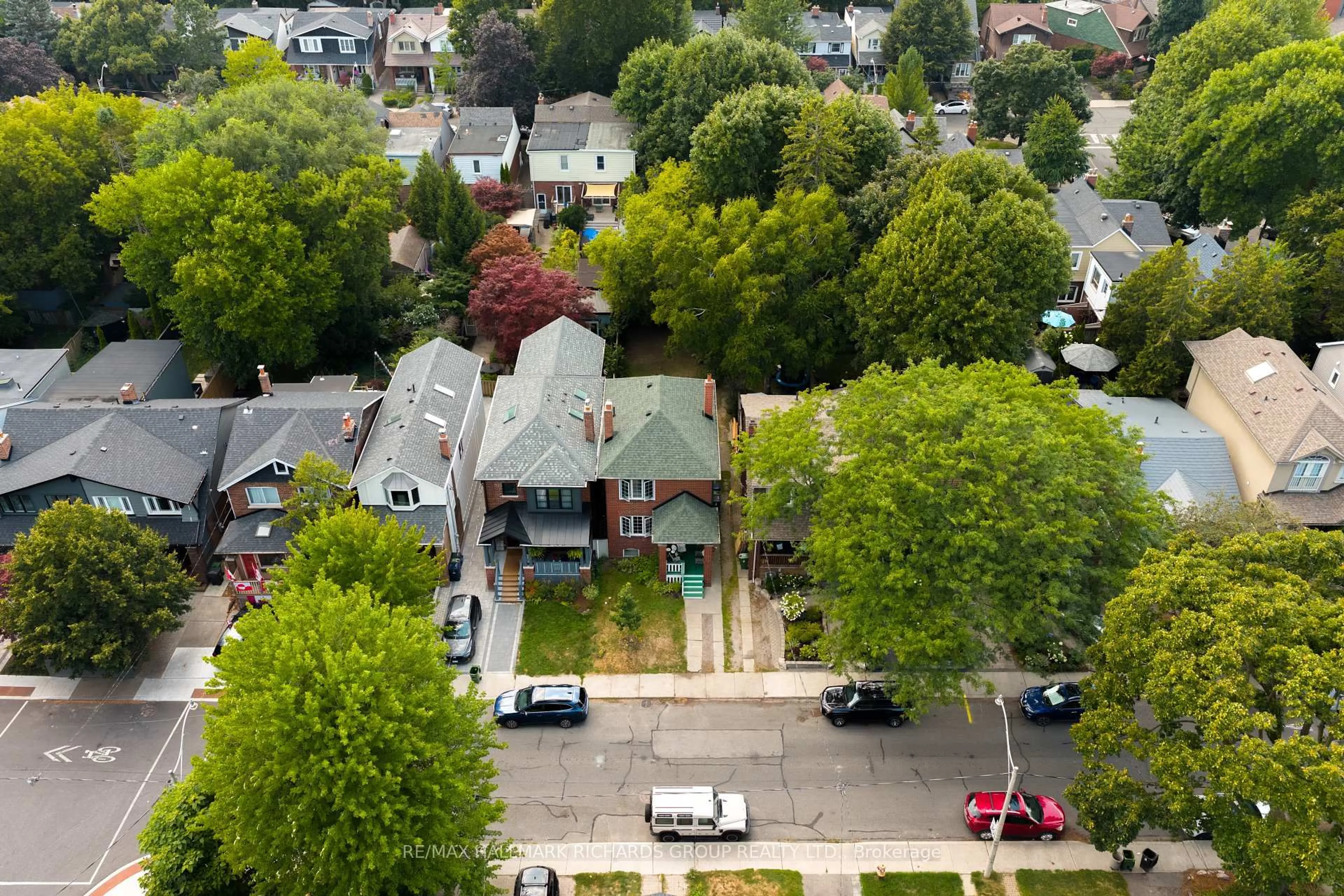 A pic from outside/outdoor area/front of a property/back of a property/a pic from drone, street for 130 Elmer Ave, Toronto Ontario M4L 3R8