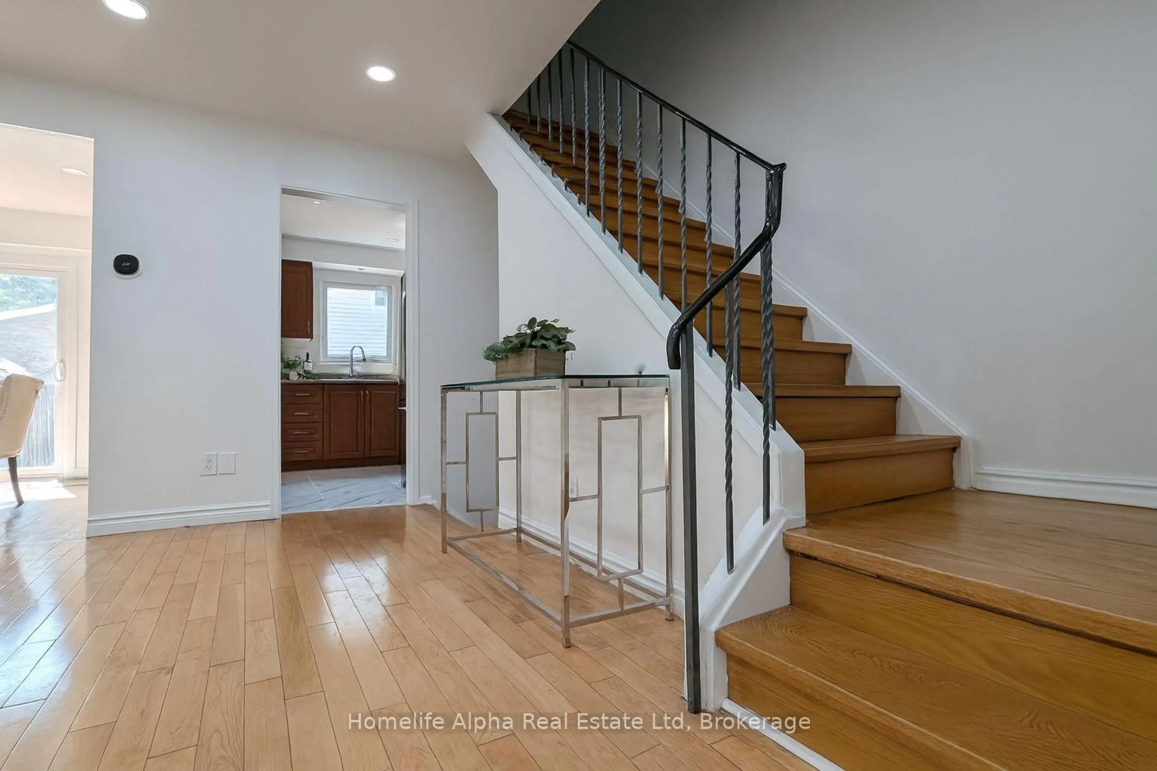 Indoor entryway for 63 Homedale Dr, Toronto Ontario M1V 1M1