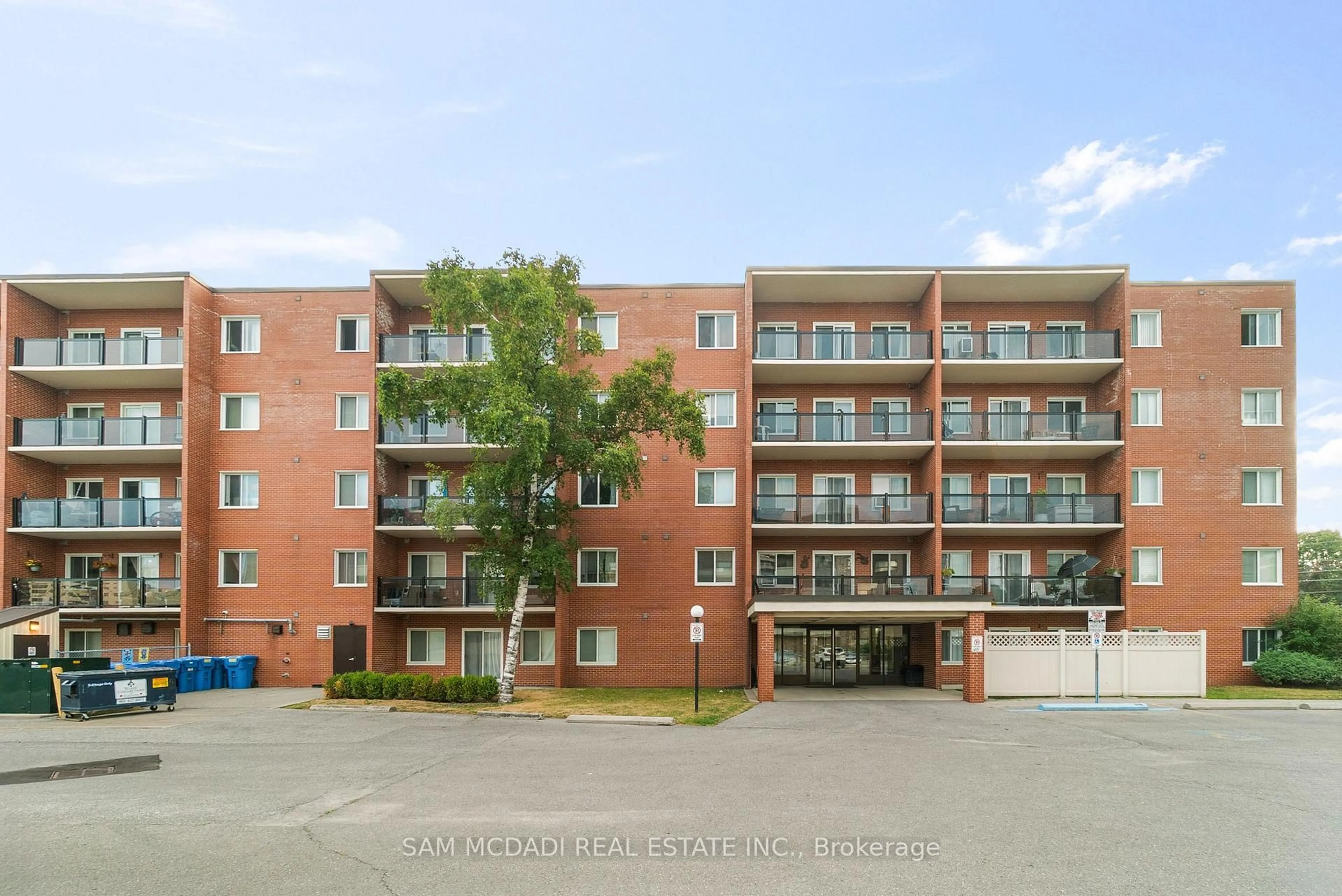 Patio, building for 131 Taunton Rd #205, Oshawa Ontario L1G 3T8