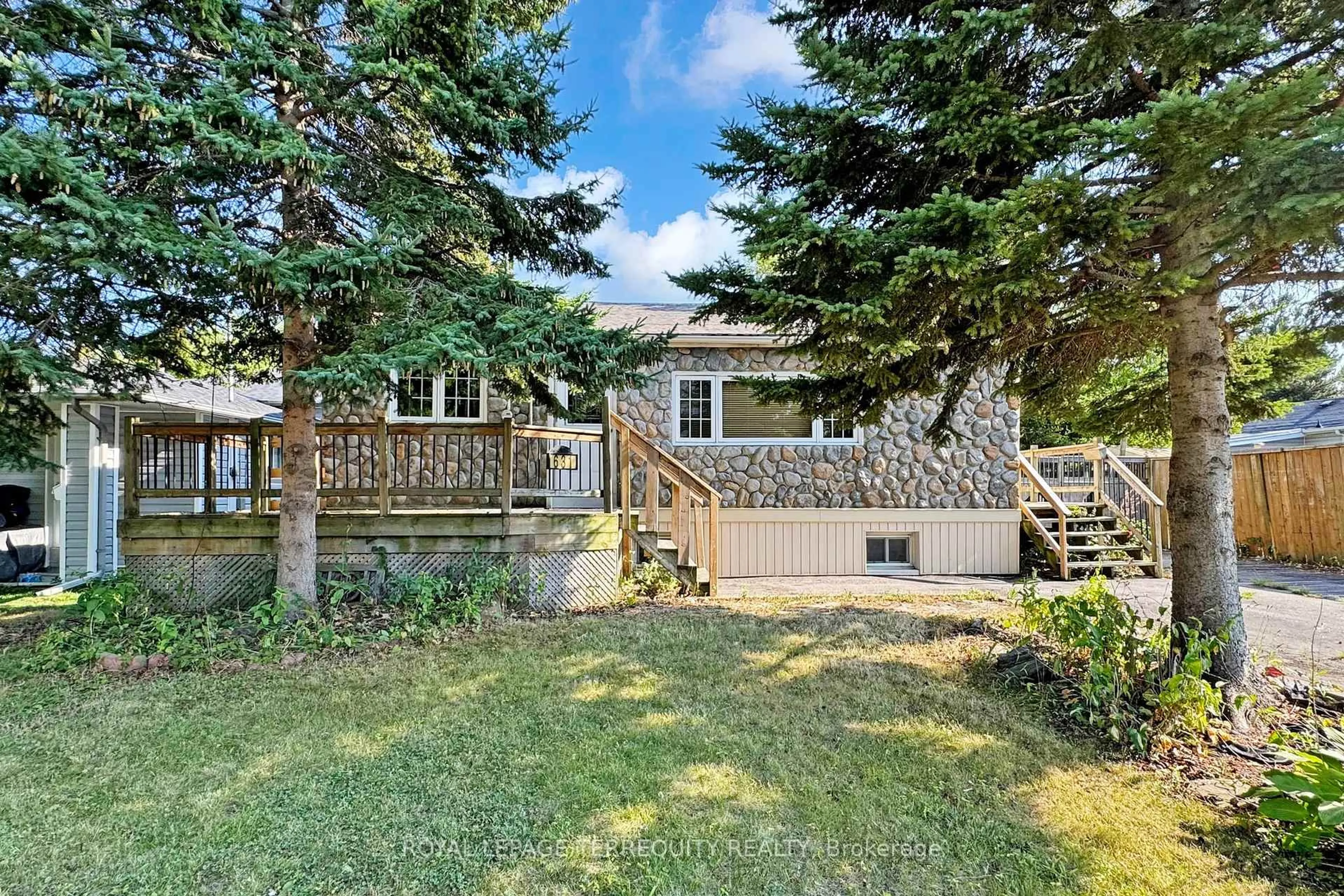 A pic from outside/outdoor area/front of a property/back of a property/a pic from drone, water/lake/river/ocean view for 631 Annland St, Pickering Ontario L1W 1A9