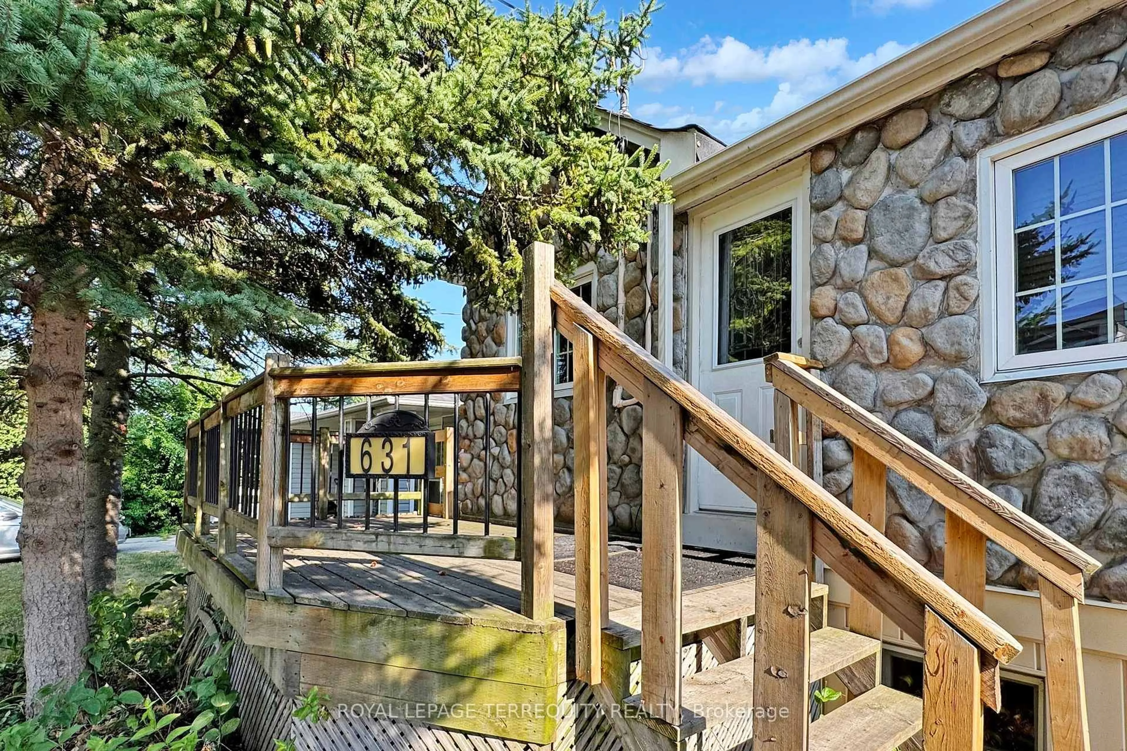 Patio, unknown for 631 Annland St, Pickering Ontario L1W 1A9