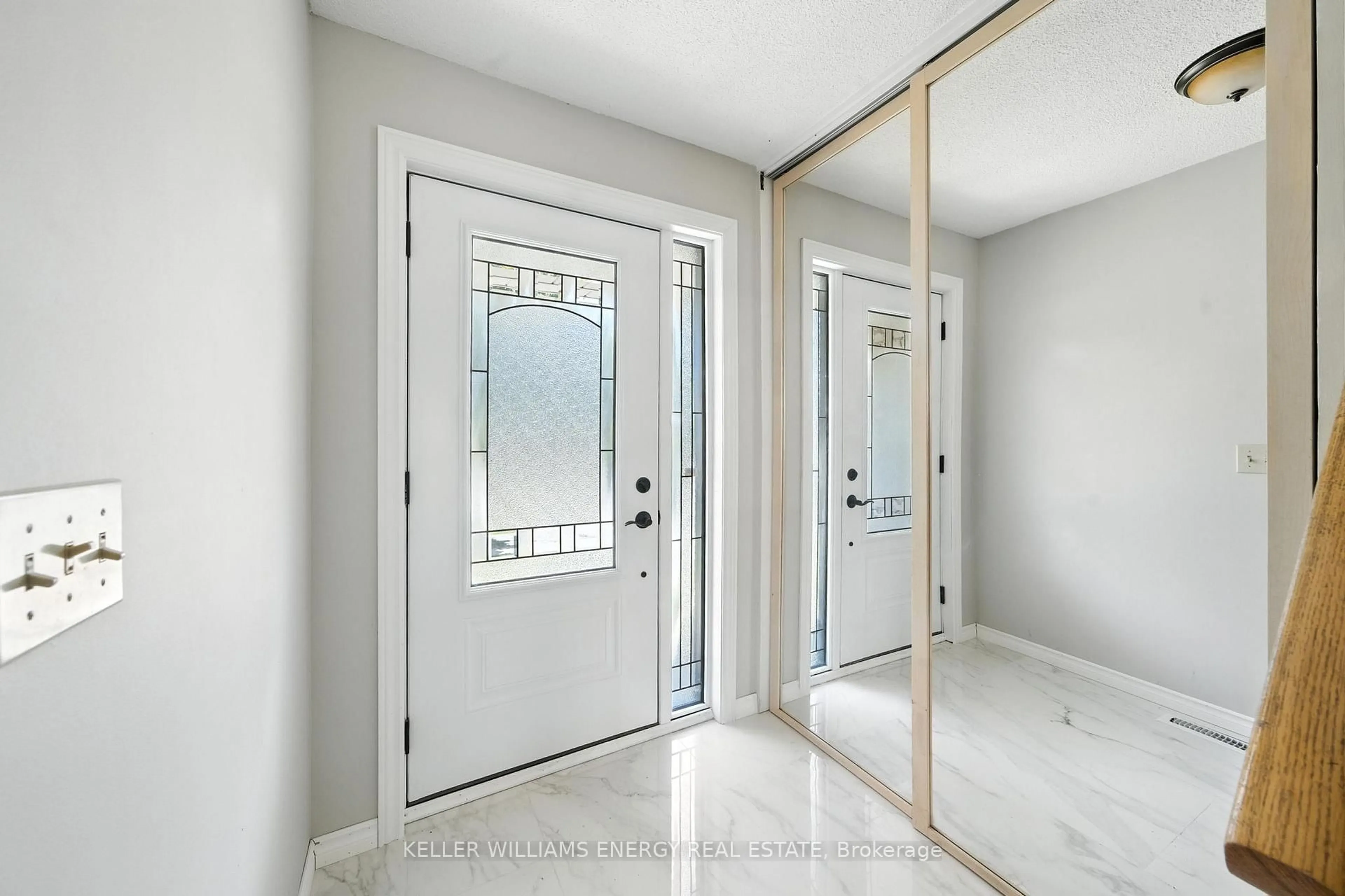 Indoor entryway for 910 Renaissance Dr, Oshawa Ontario L1J 8K4