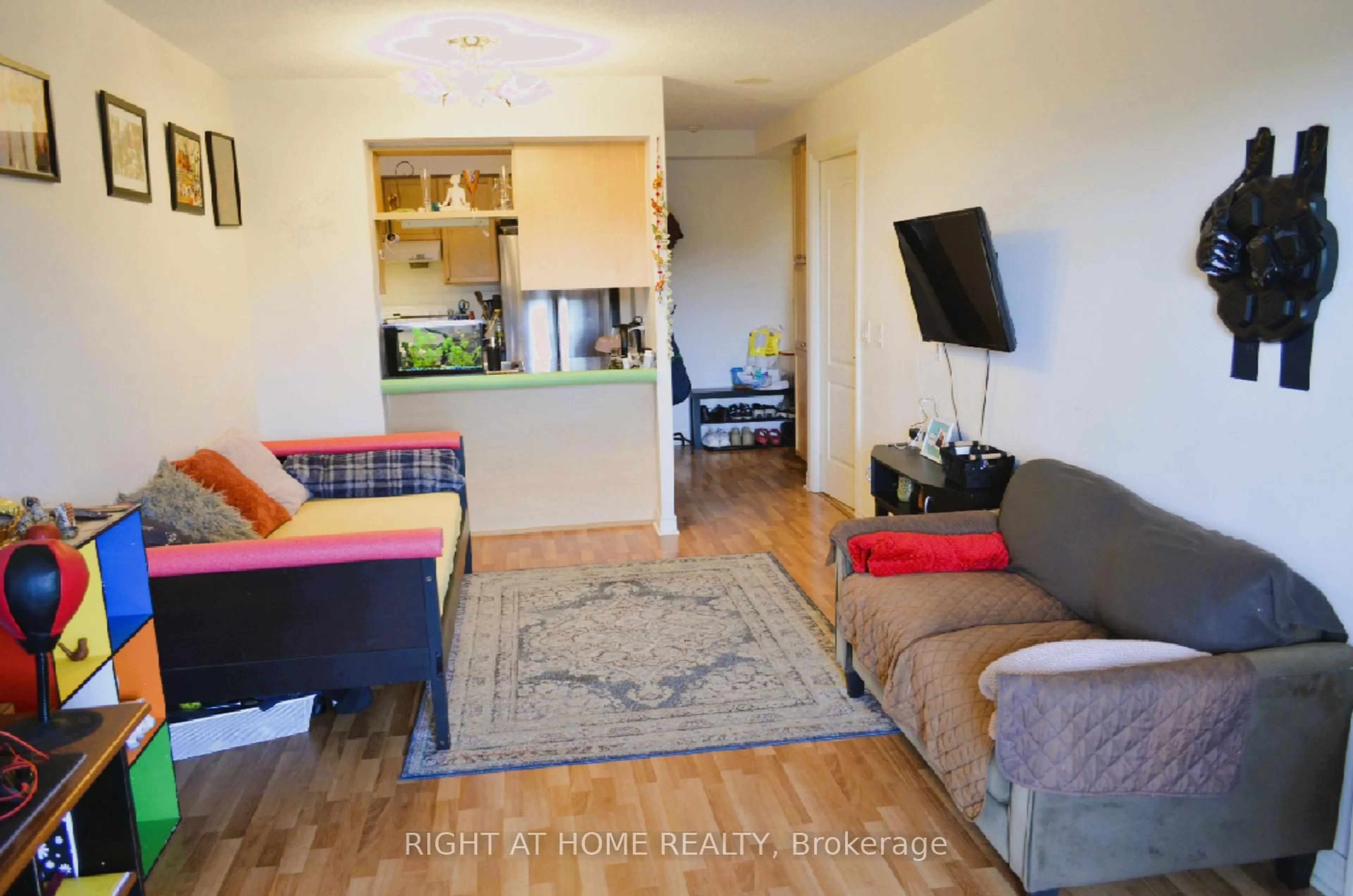 Living room with furniture, wood/laminate floor for 60 Town Centre Crt #408, Toronto Ontario M1P 0B1