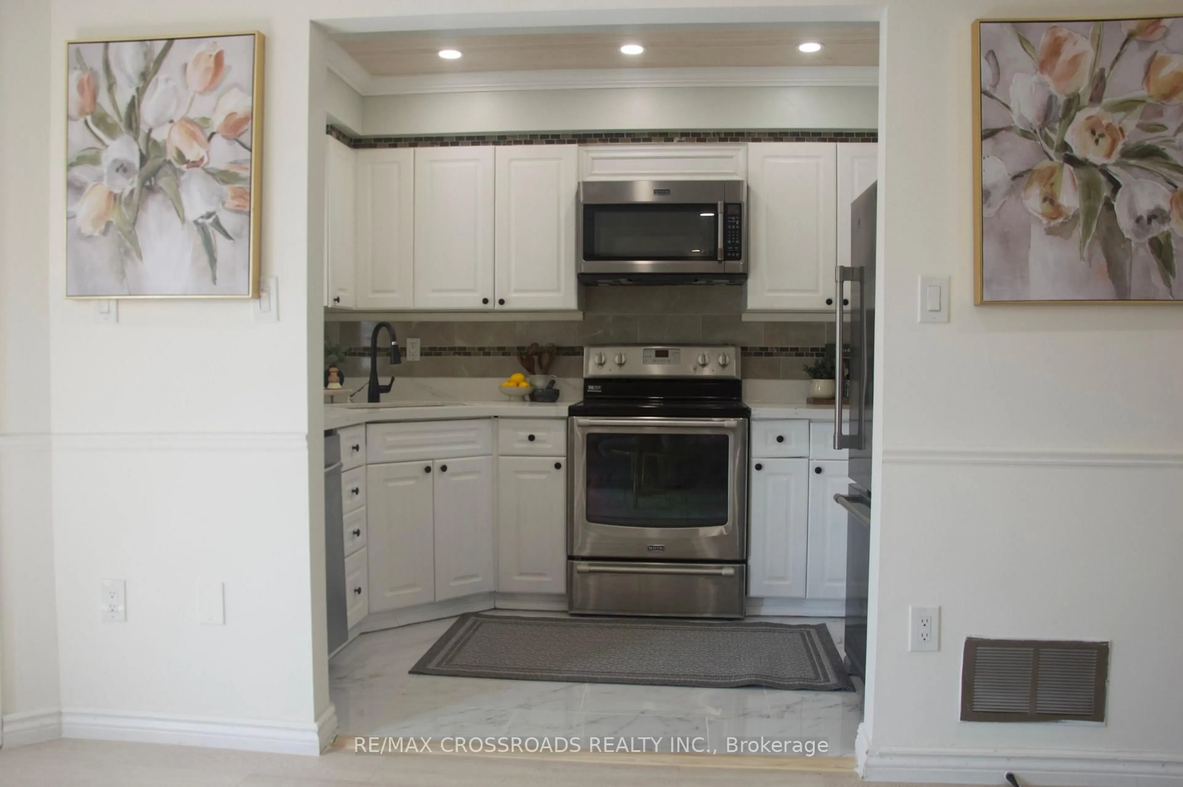 Standard kitchen, ceramic/tile floor for 33 John Walter Cres, Clarington Ontario L1E 2W6