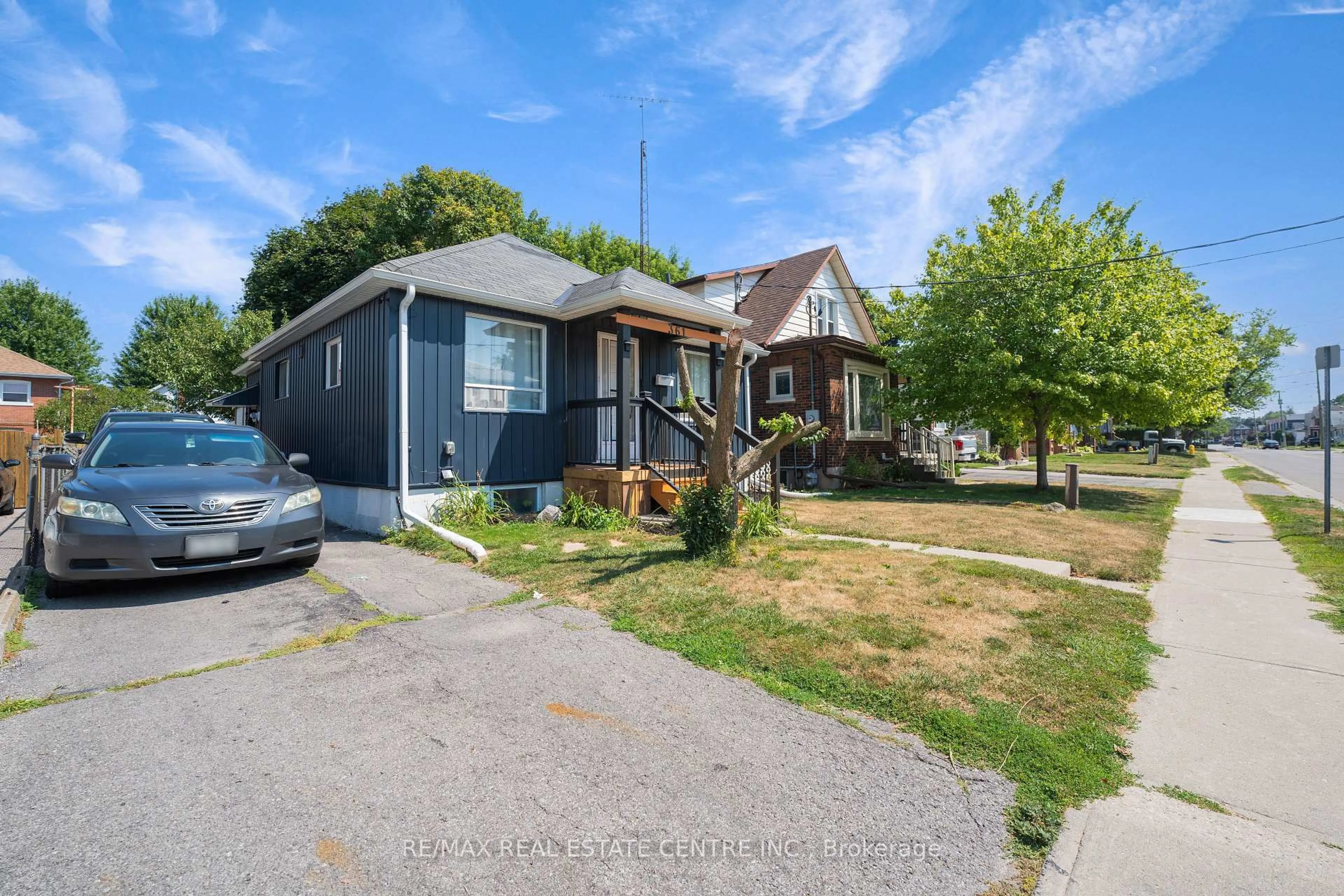 A pic from outside/outdoor area/front of a property/back of a property/a pic from drone, street for 361 Jarvis St, Oshawa Ontario L1G 5L1