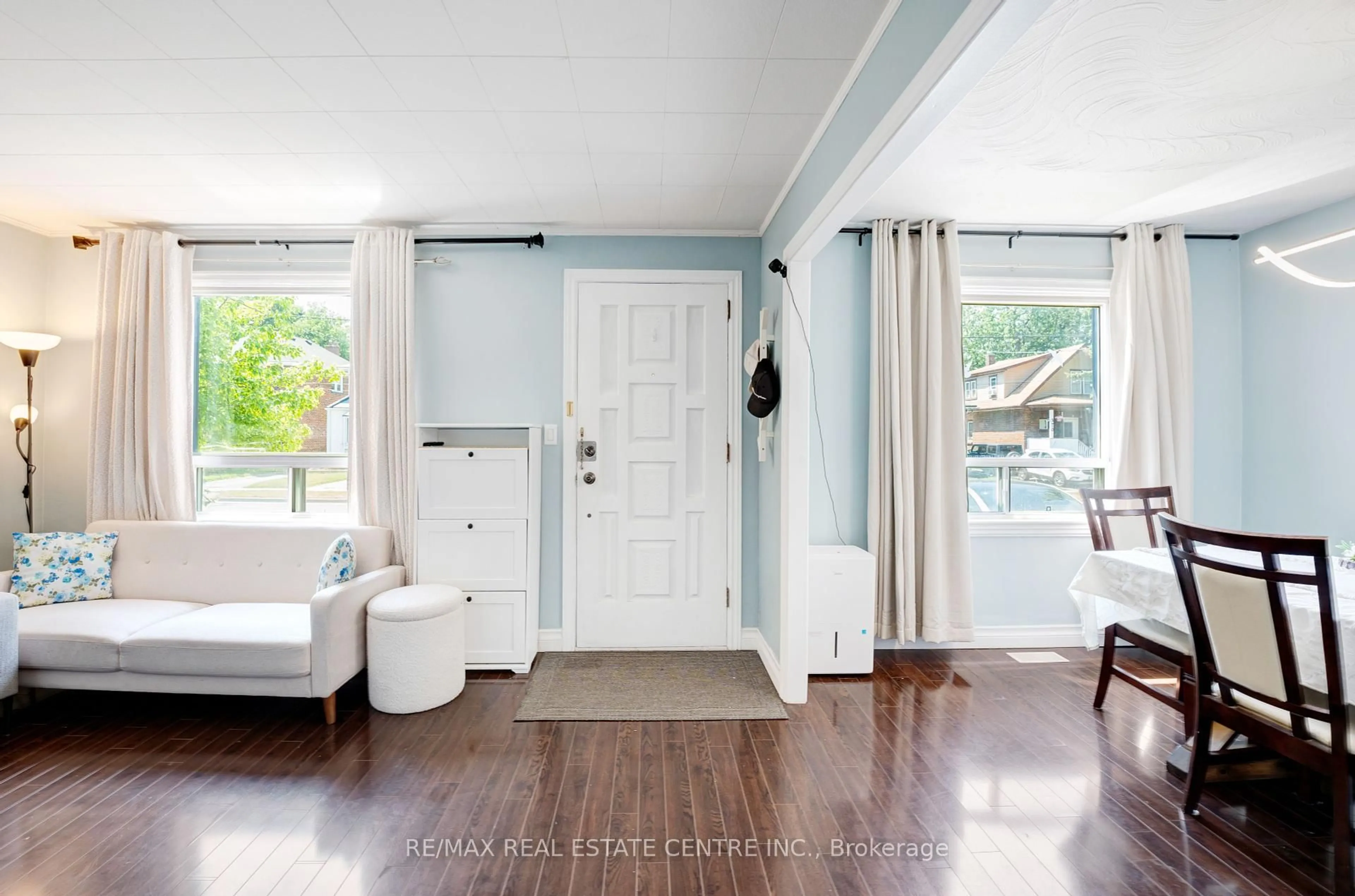 Indoor entryway for 361 Jarvis St, Oshawa Ontario L1G 5L1