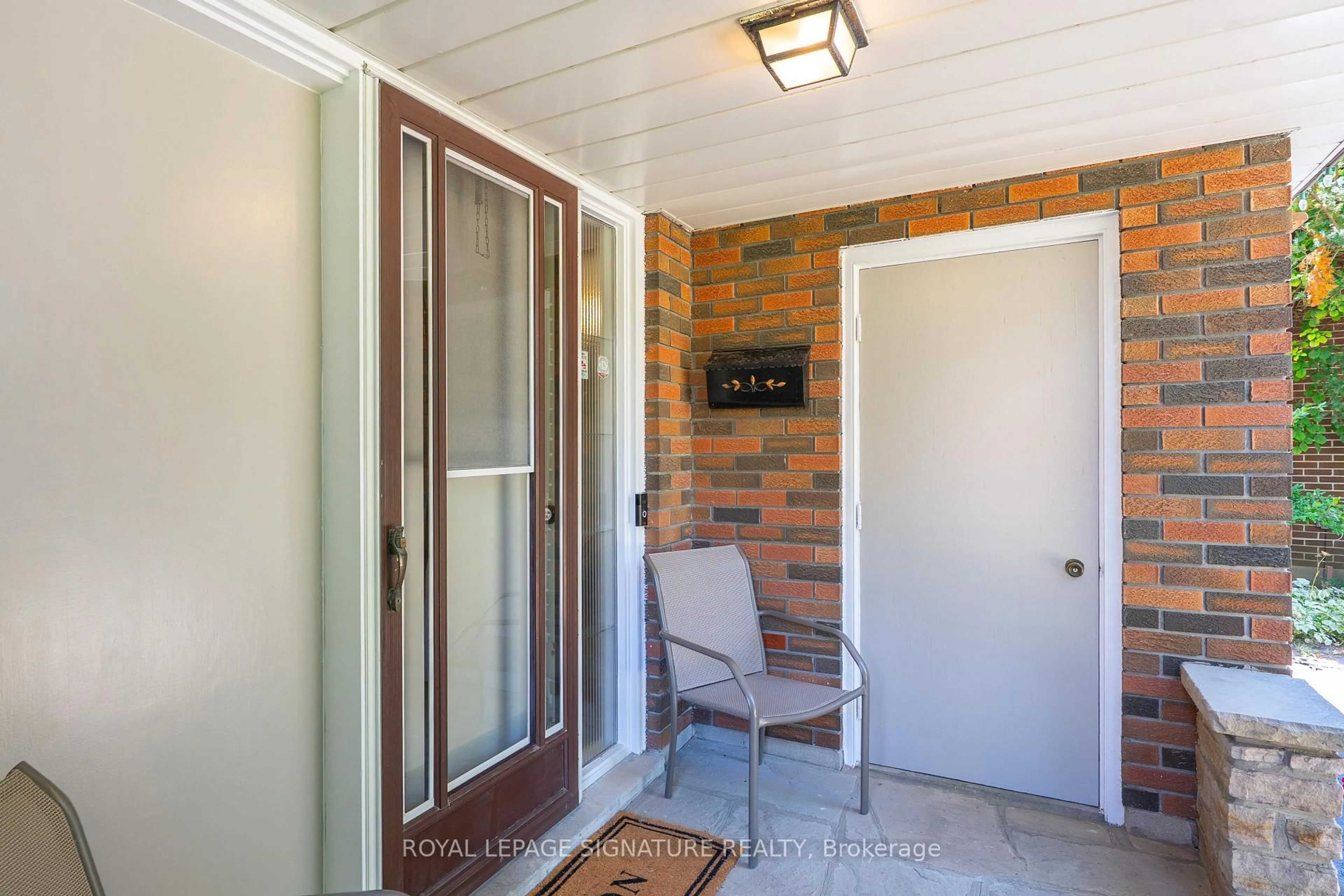Indoor entryway for 19 Castlemere Cres, Toronto Ontario M1W 1K4