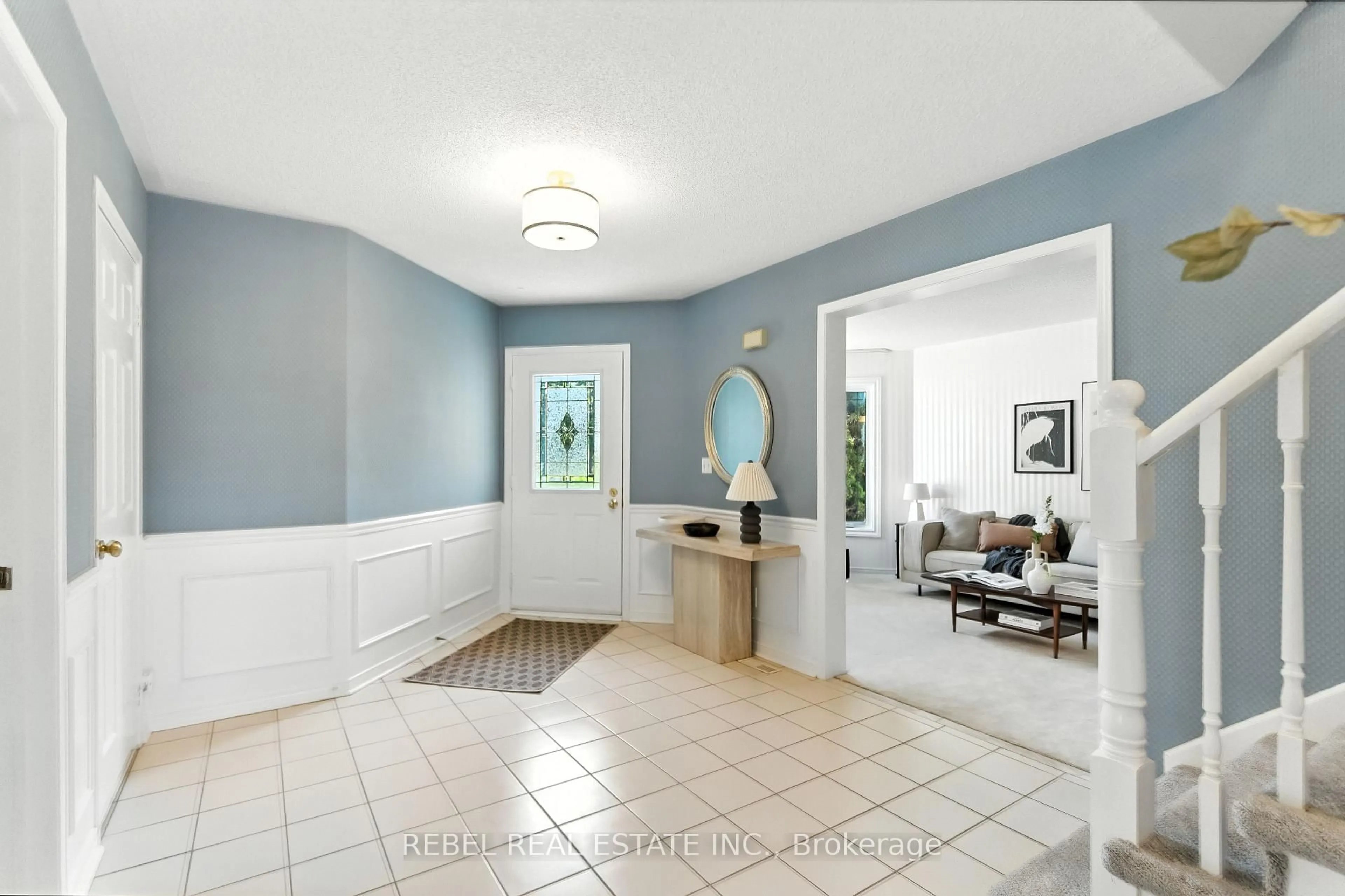 Indoor foyer for 696 Atwood Cres, Pickering Ontario L1W 3W4