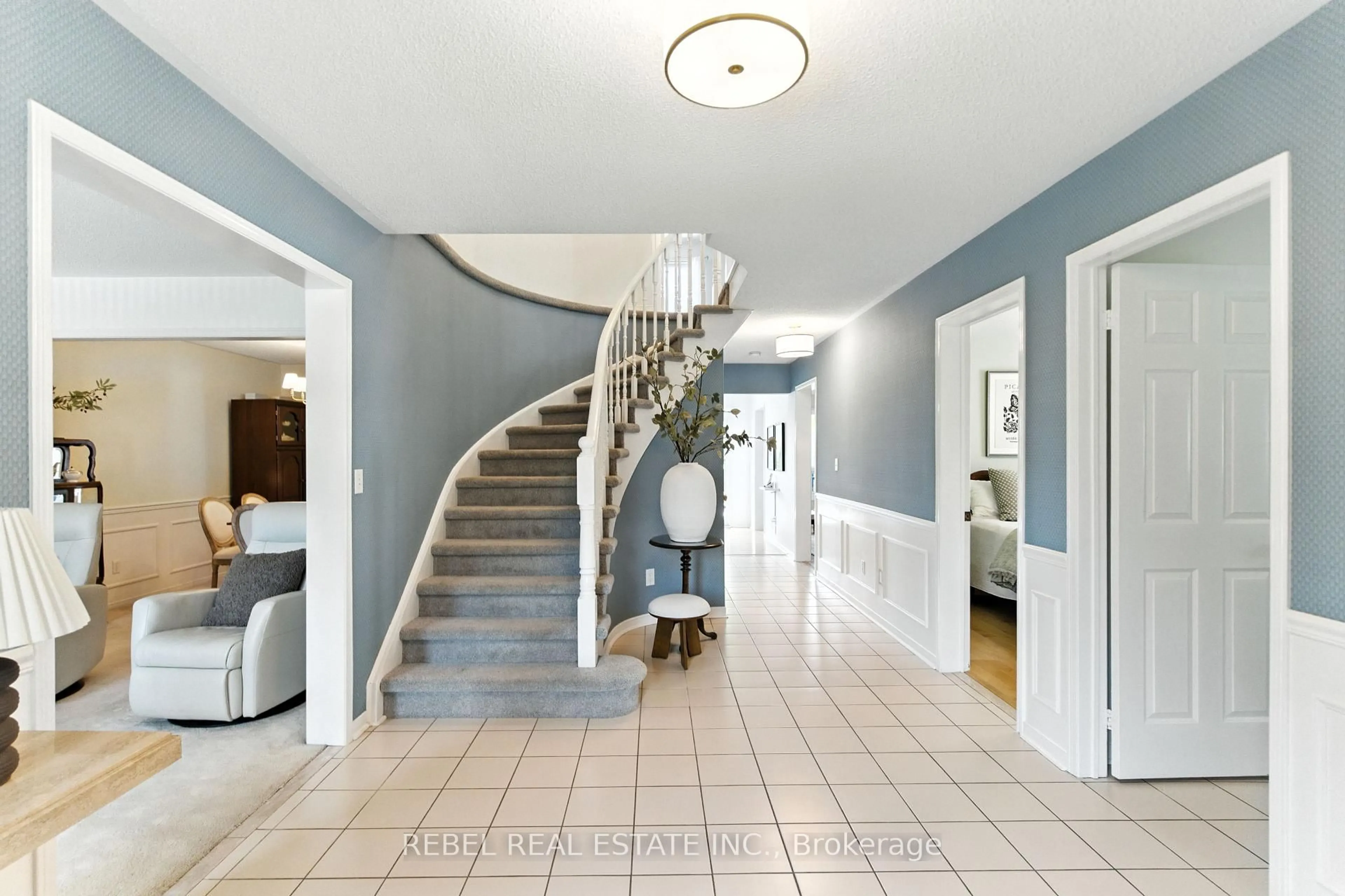 Indoor foyer for 696 Atwood Cres, Pickering Ontario L1W 3W4