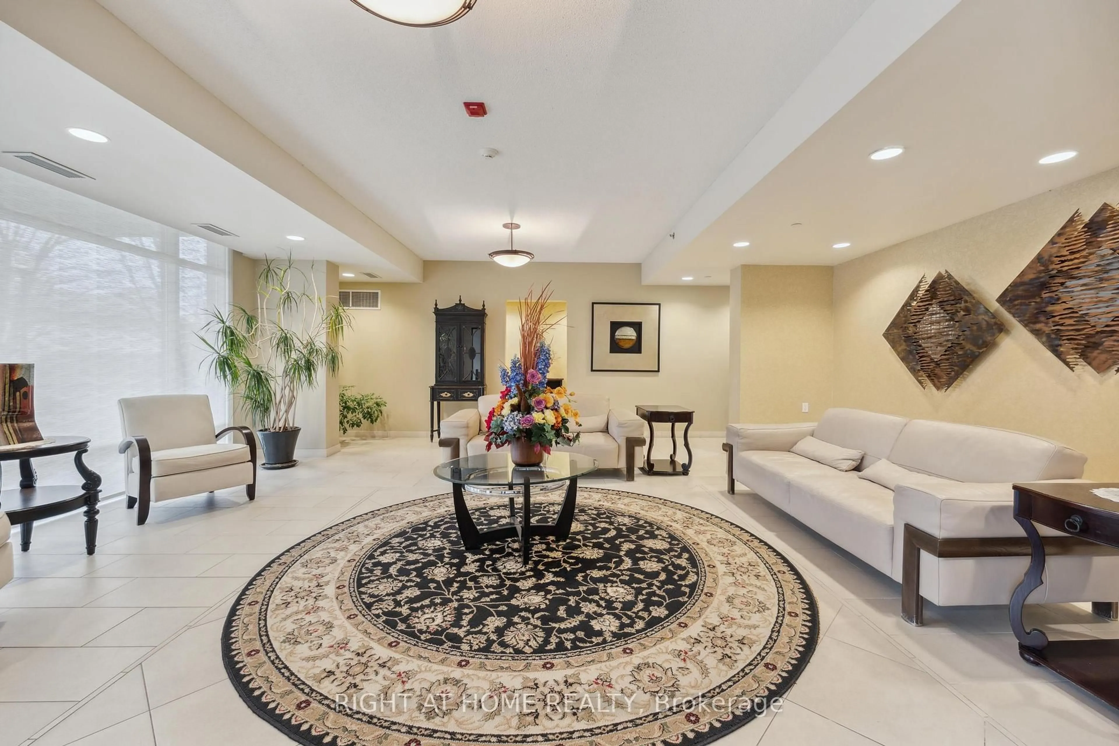 Indoor foyer for 171 Shanly St #502, Scugog Ontario L9L 0A3
