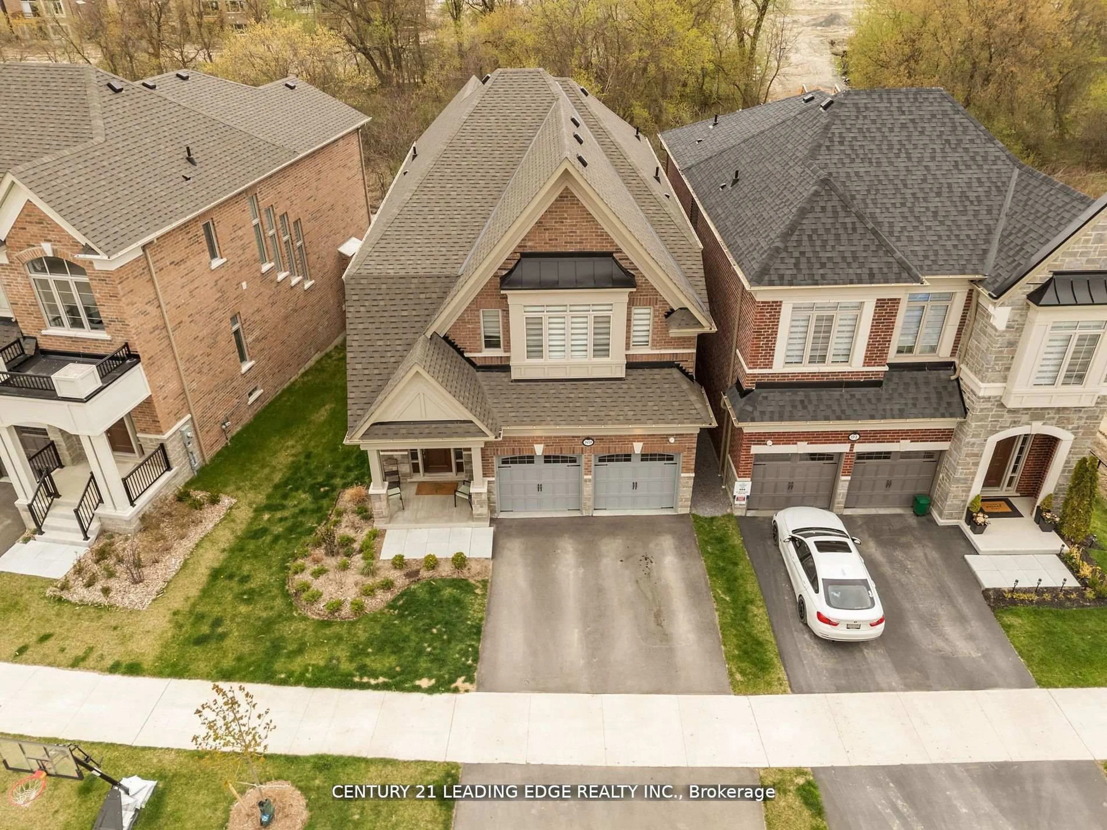 A pic from outside/outdoor area/front of a property/back of a property/a pic from drone, street for 89 Deer Ridge Cres, Whitby Ontario L1P 0T2