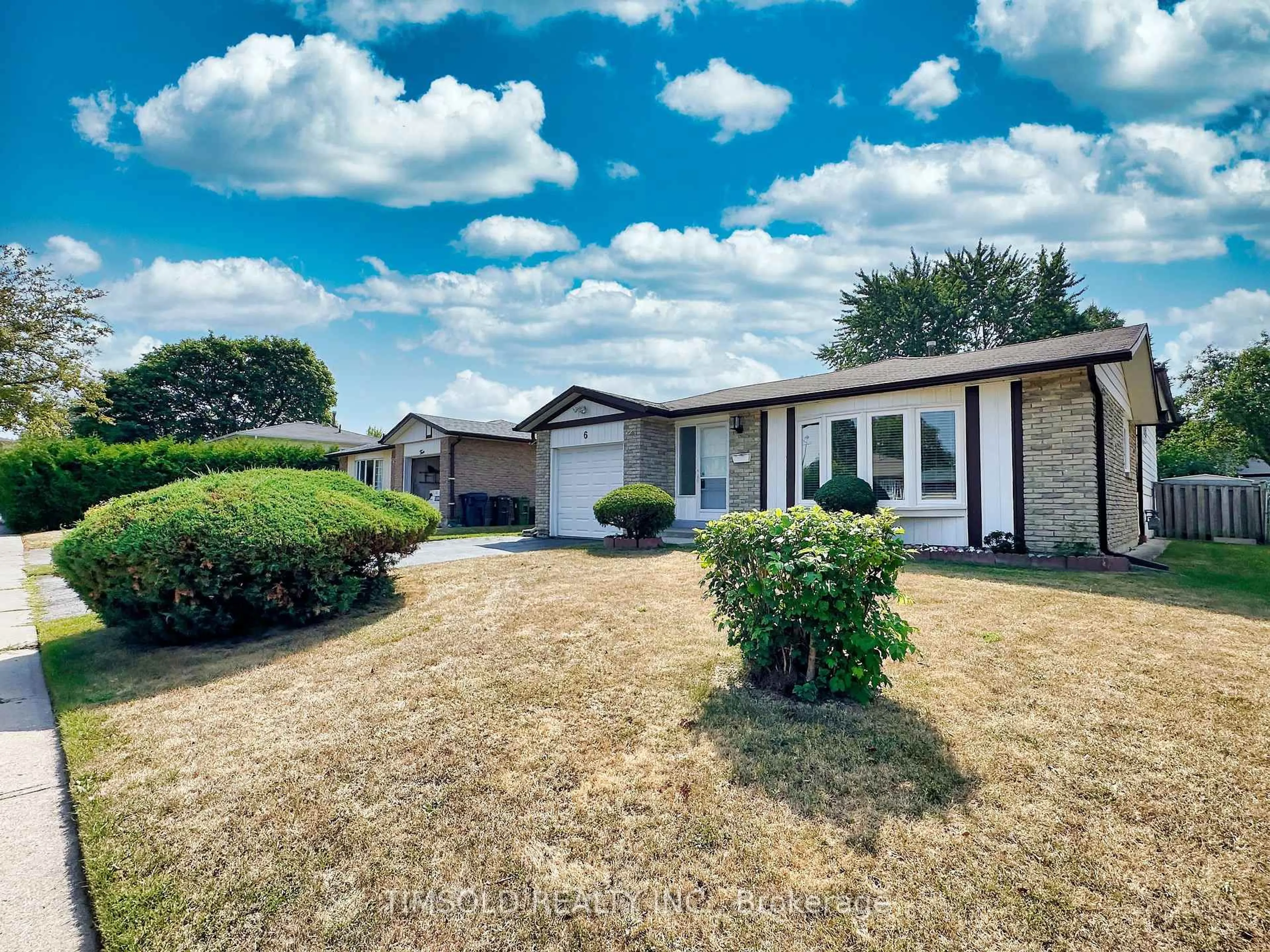 A pic from outside/outdoor area/front of a property/back of a property/a pic from drone, street for 6 Lofthouse Sq, Toronto Ontario M1W 2E2