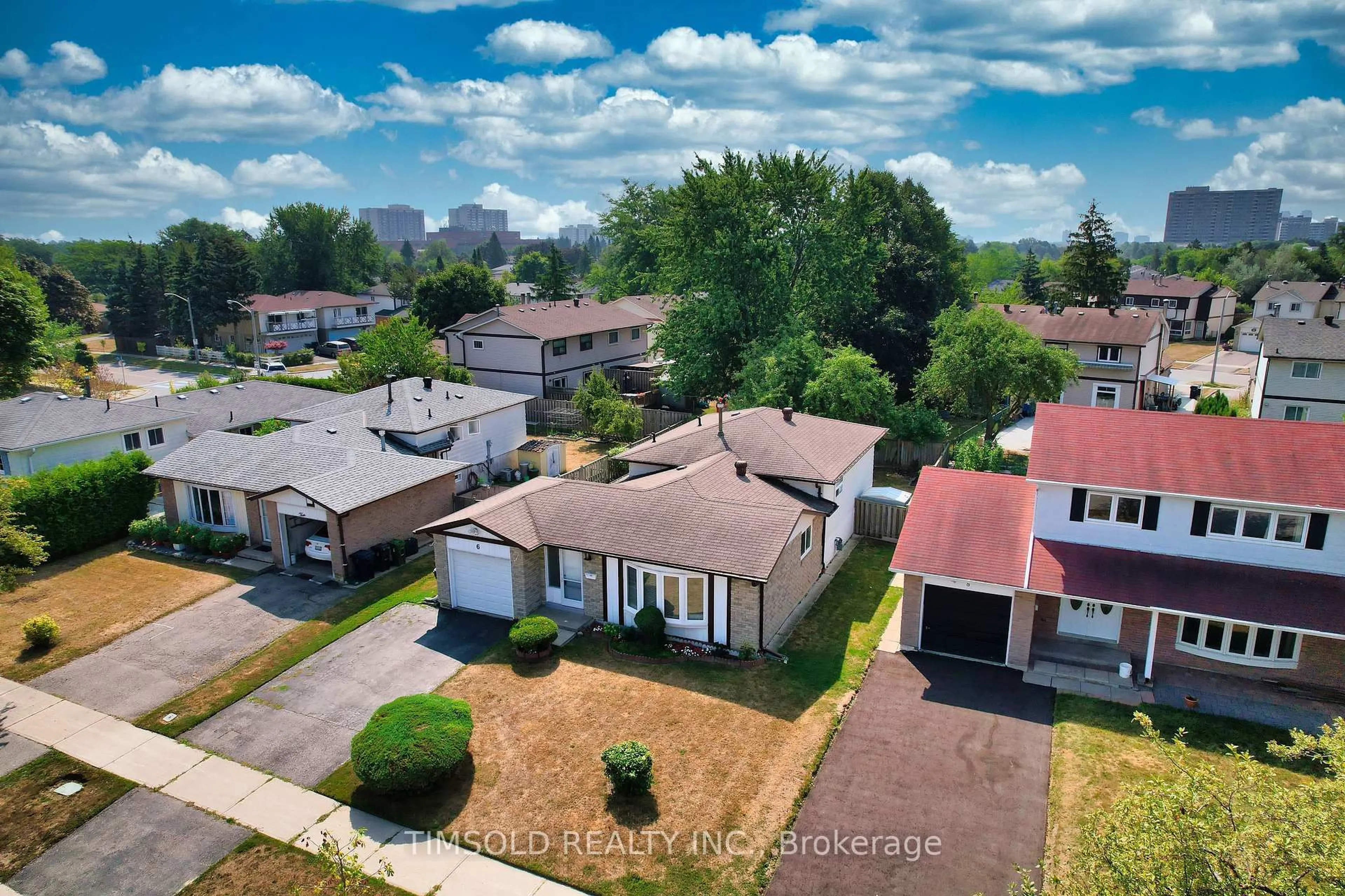 A pic from outside/outdoor area/front of a property/back of a property/a pic from drone, street for 6 Lofthouse Sq, Toronto Ontario M1W 2E2