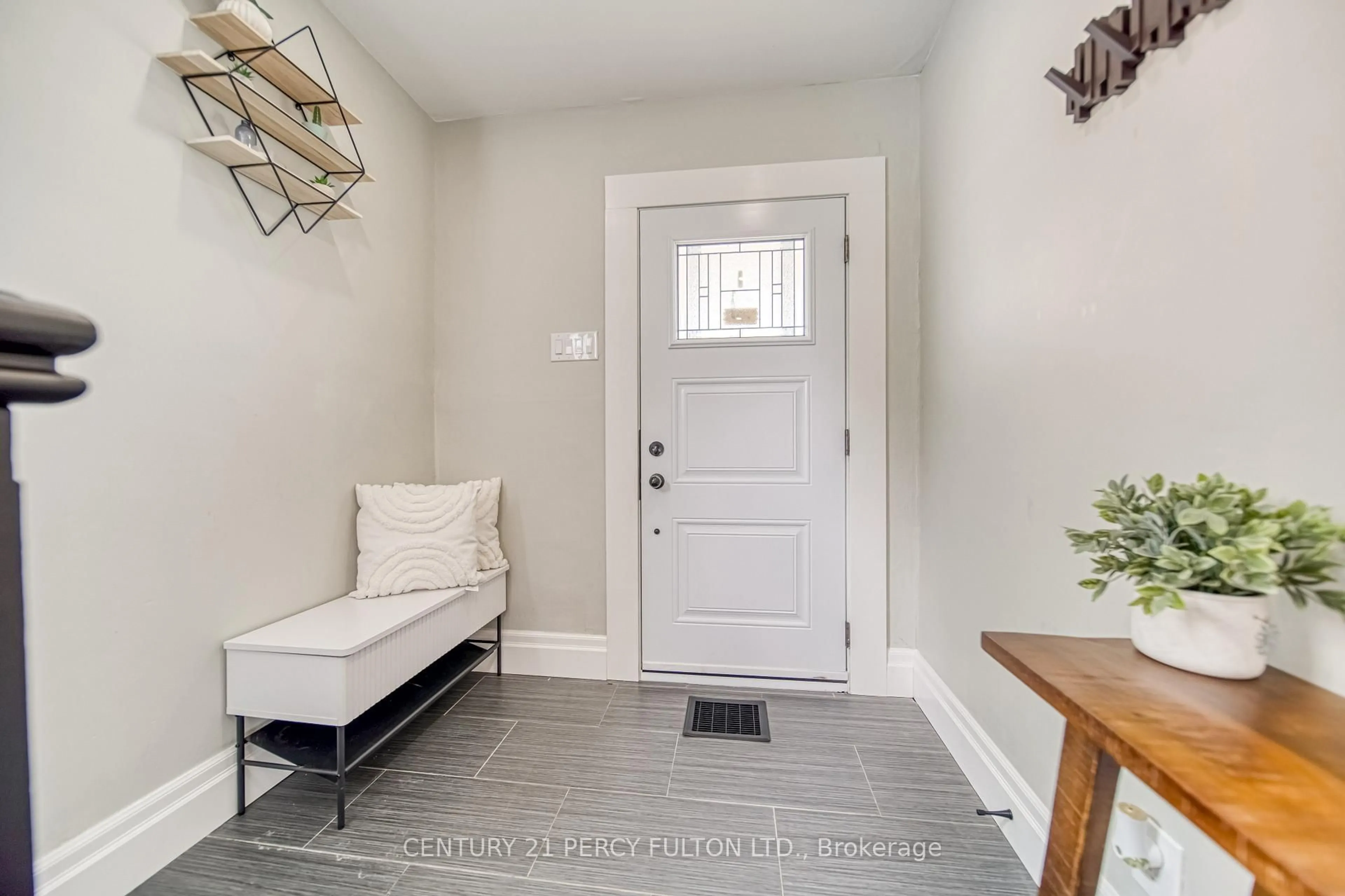 Indoor entryway for 180 Bruce St, Oshawa Ontario L1H 1R3