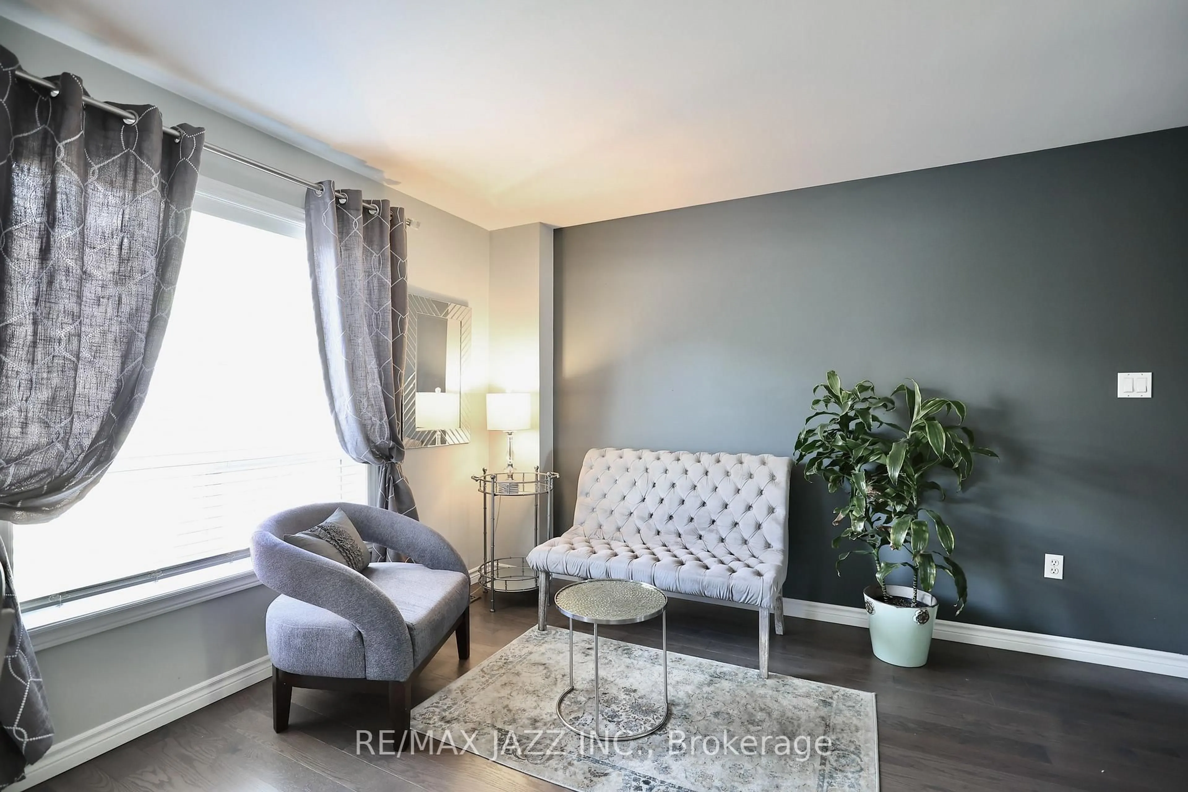 Living room with furniture, wood/laminate floor for 66 Kilgannon Ave, Clarington Ontario L1E 3E2