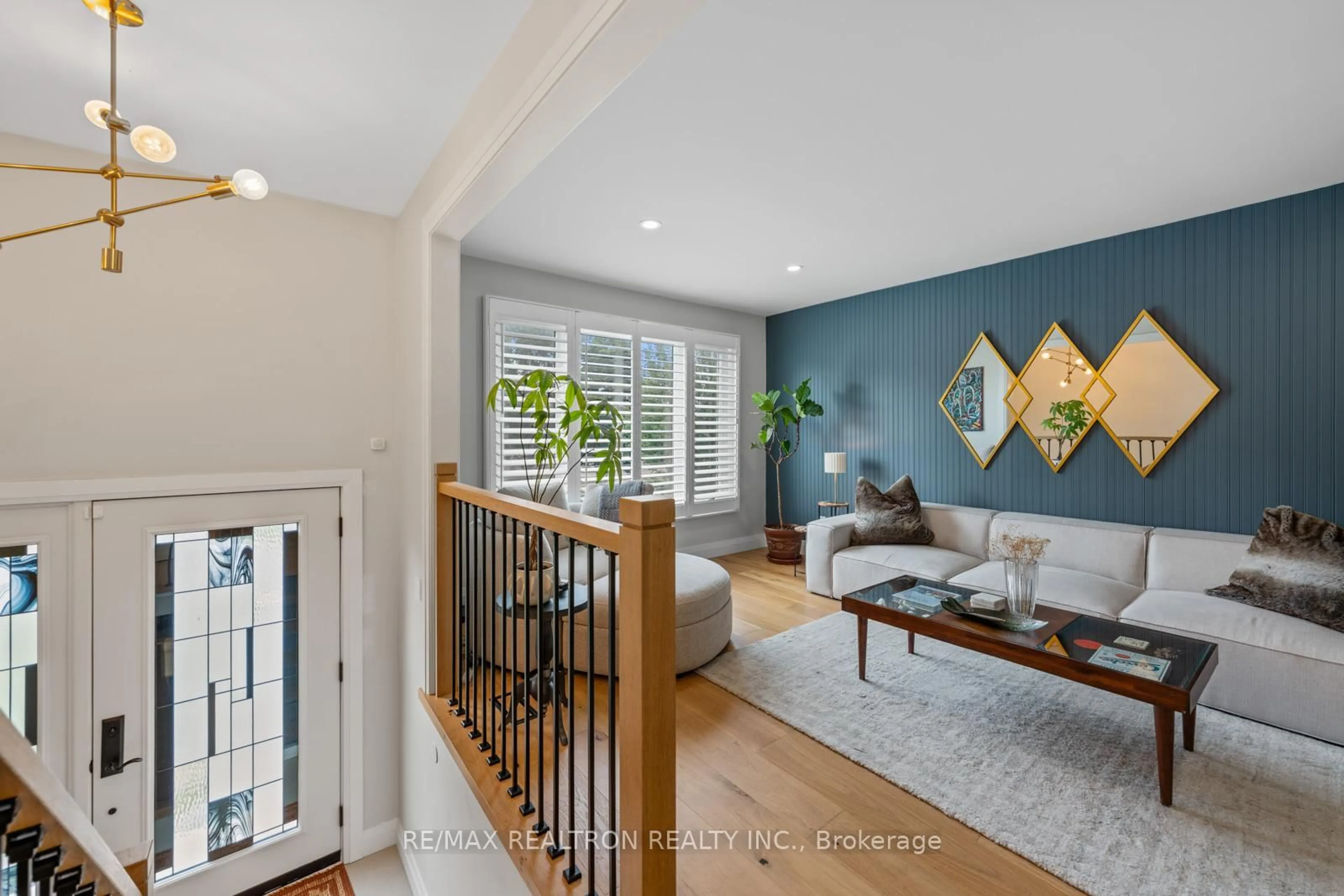 Indoor entryway for 906 Mahina St, Oshawa Ontario L1J 8E3