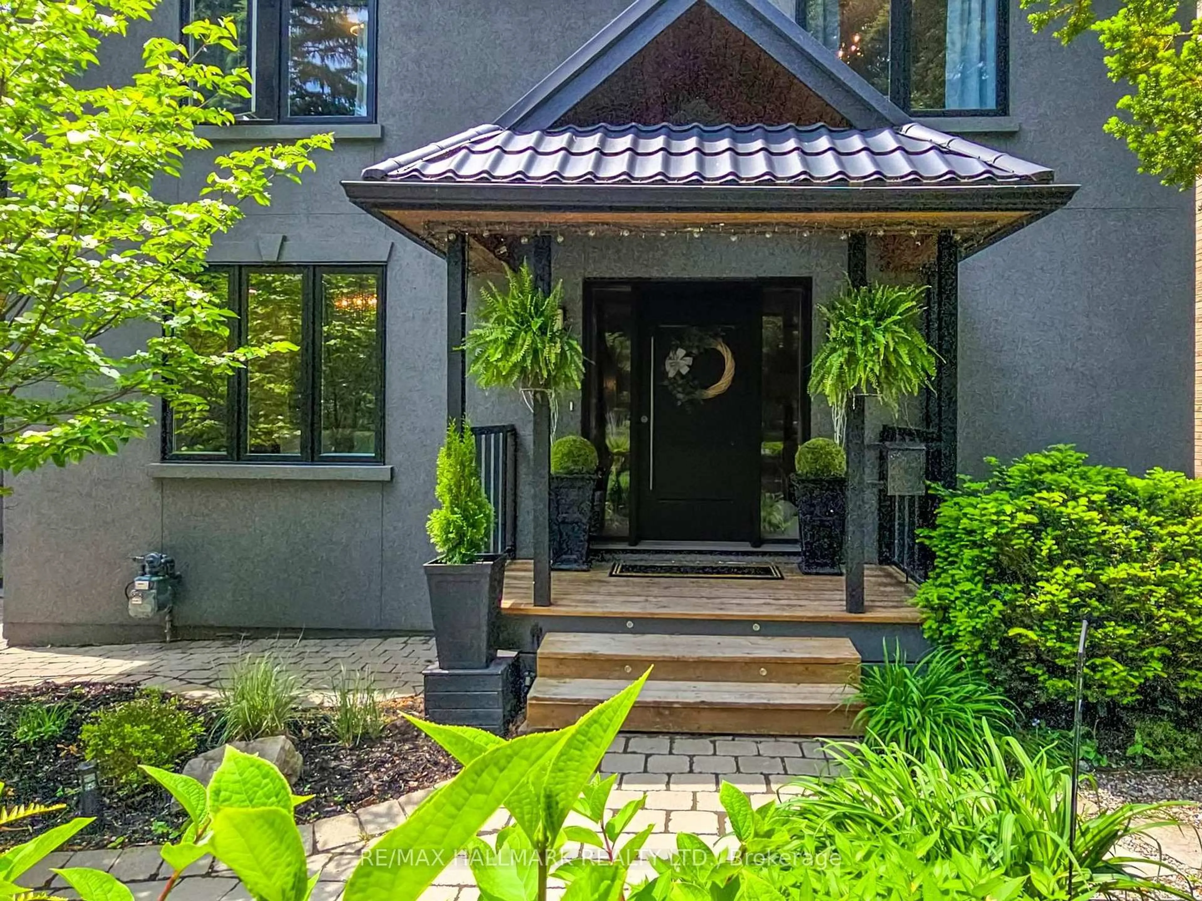 Indoor entryway for 30 Larwood Blvd, Toronto Ontario M1M 2M5