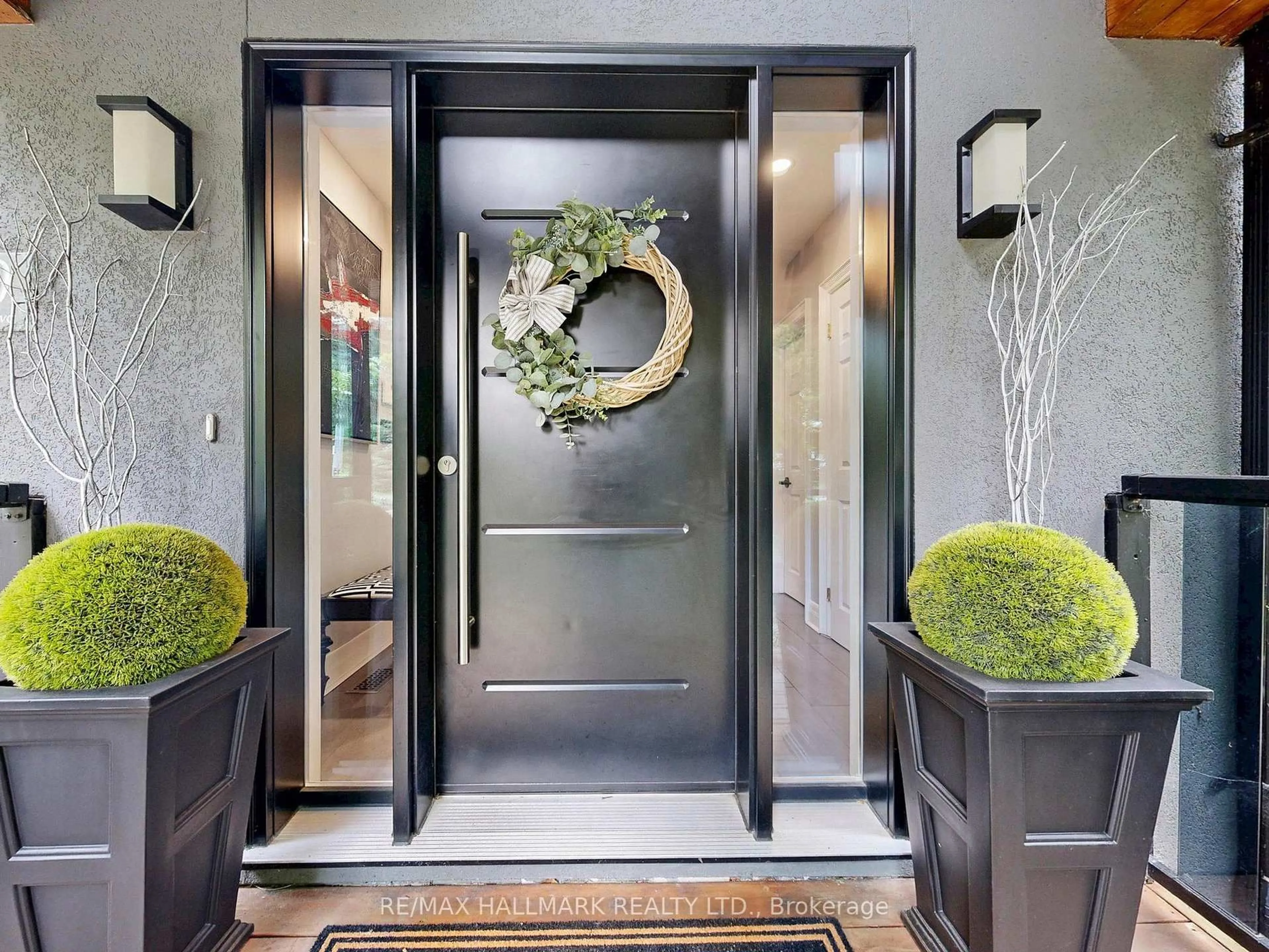 Indoor entryway for 30 Larwood Blvd, Toronto Ontario M1M 2M5