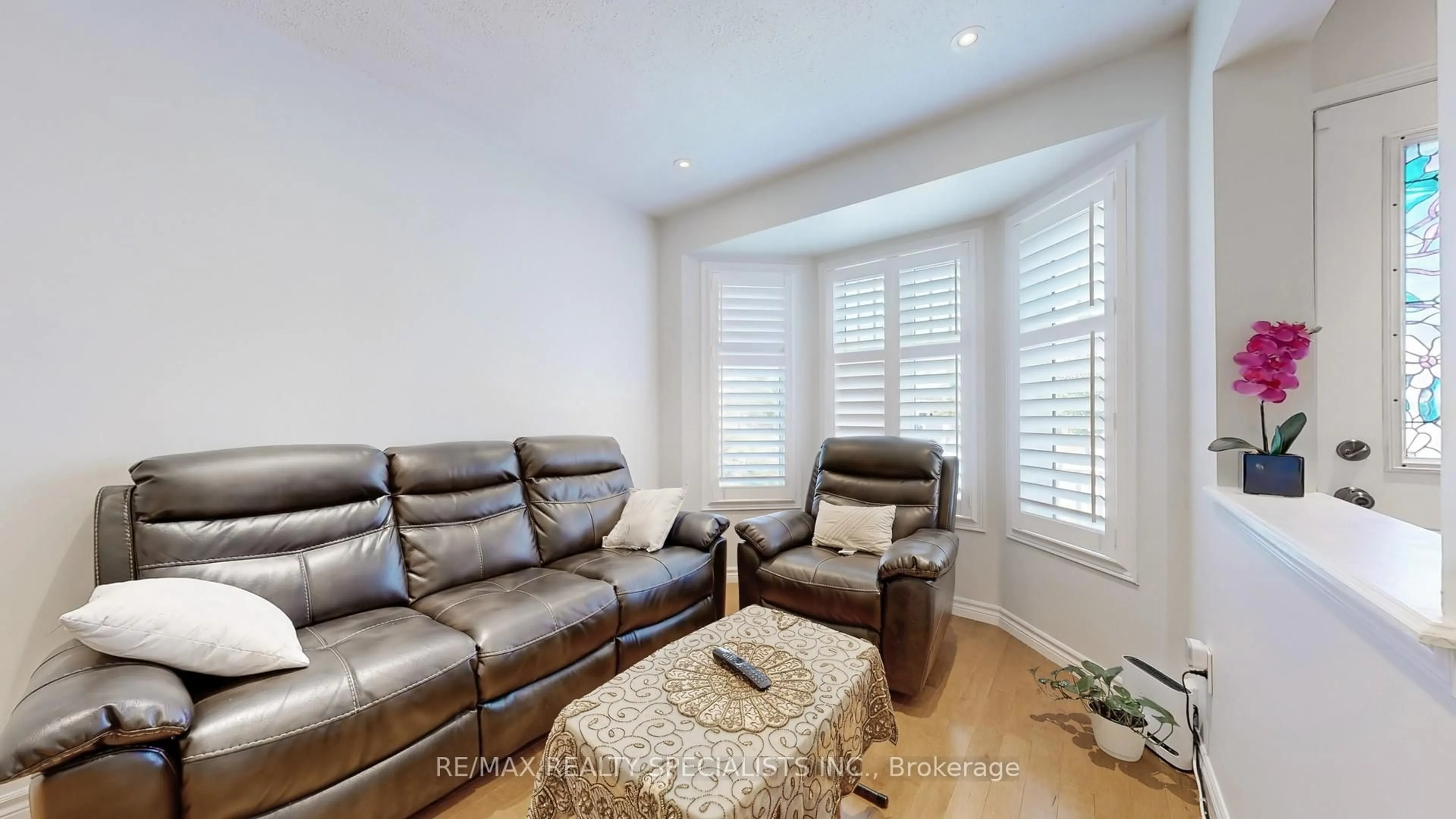Living room with furniture, unknown for 33 Donlevy Cres, Whitby Ontario L1R 0B9